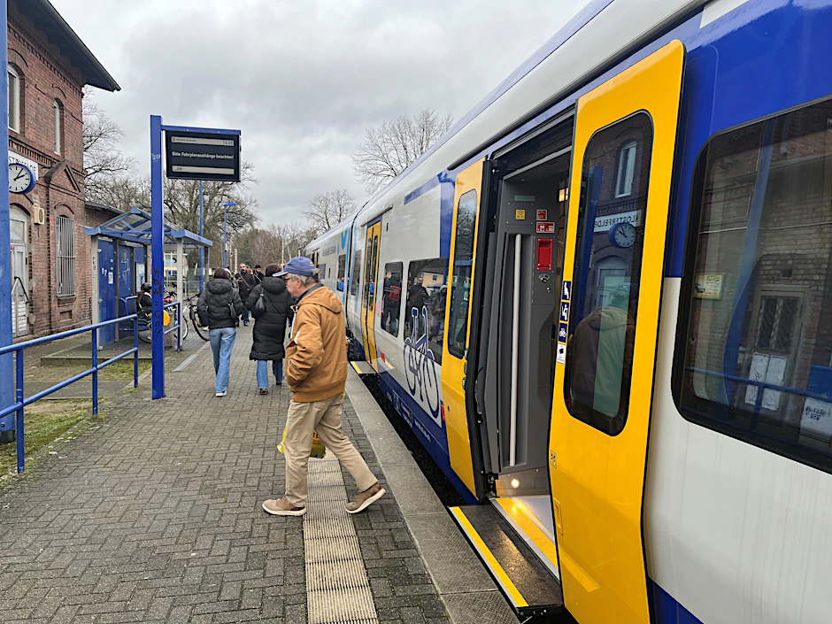 Ein Wasserstoffzug vom Typ Siemens Mireo Plus H hält im Bahnhof Klosterfelde (Landkreis Barnim). Am 15. Dezember 2024 begann der Einsatz. Doch das Tanken ist bis heute ein Problem.