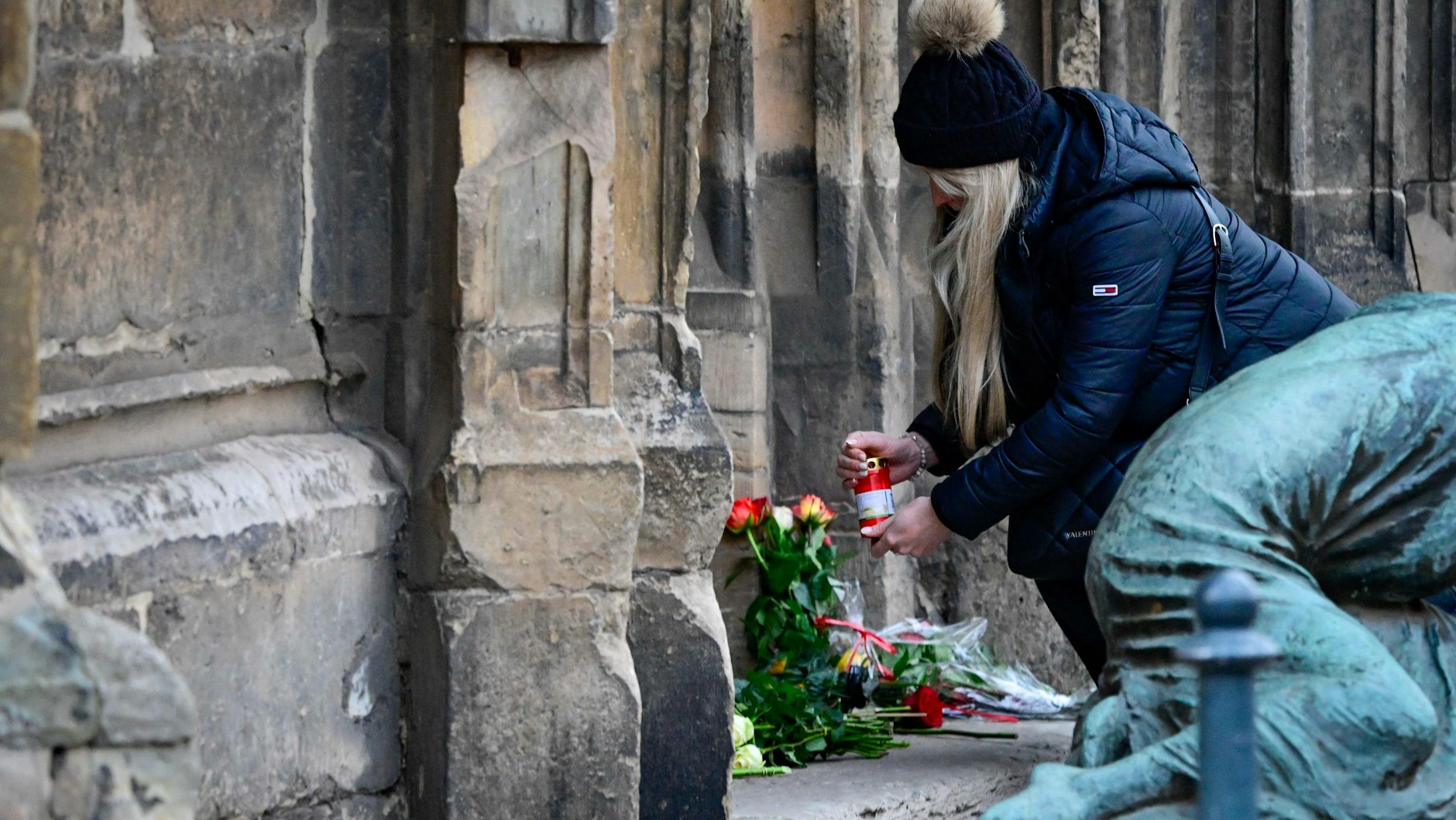 Trauernde haben am Ort des Anschlags in Magdeburg Blumen abgelegt.