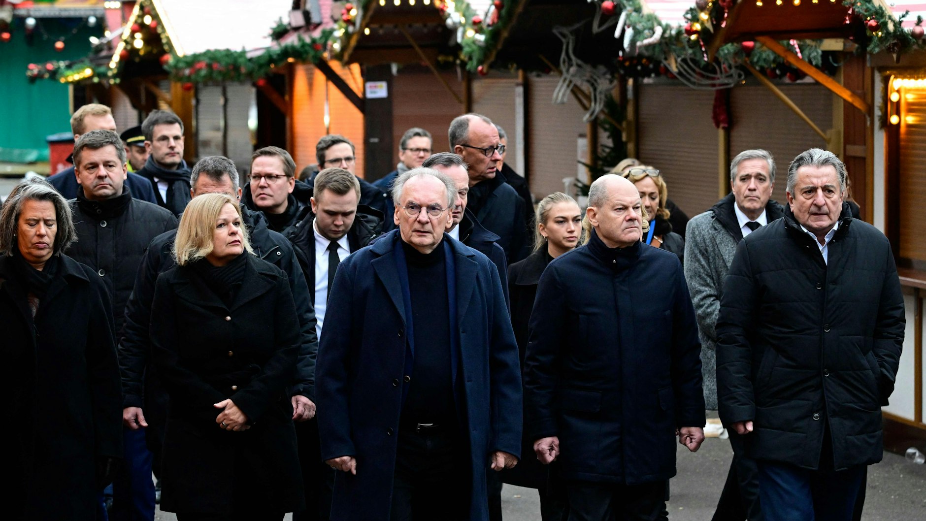 Bundeskanzler Olaf Scholz, Innenministerin Nancy Faeser sowie der Ministerpräsident von Sachsen-Anhalt Reiner Haseloff auf dem Magdeburger Weihnachtsmarkt am Sonnabend.