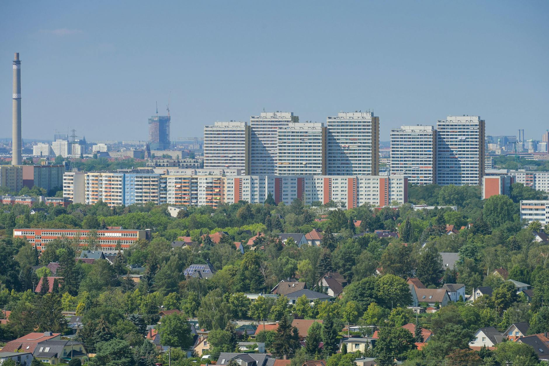Im Vordergrund Einfamilienhäuser, im Hintergrund die Hochhäuser von Marzahn: Auch hier steigen für viele Immobilien die Grundsteuern.