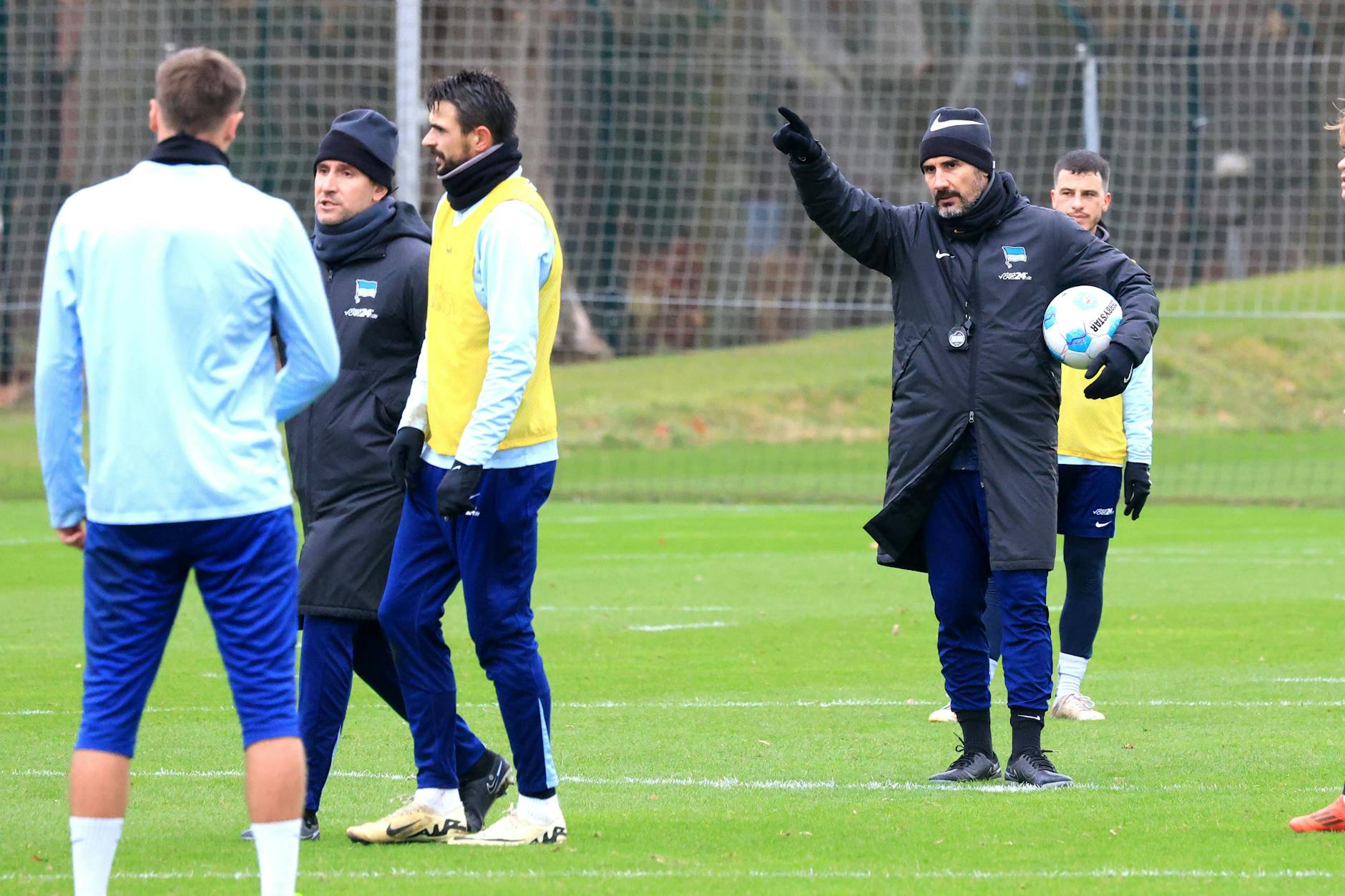 Mit Nettigkeiten ist es bei Hertha BSC vorbei! Trainer Cristian Fiel gibt mit ernster Miene Anweisungen im Training.