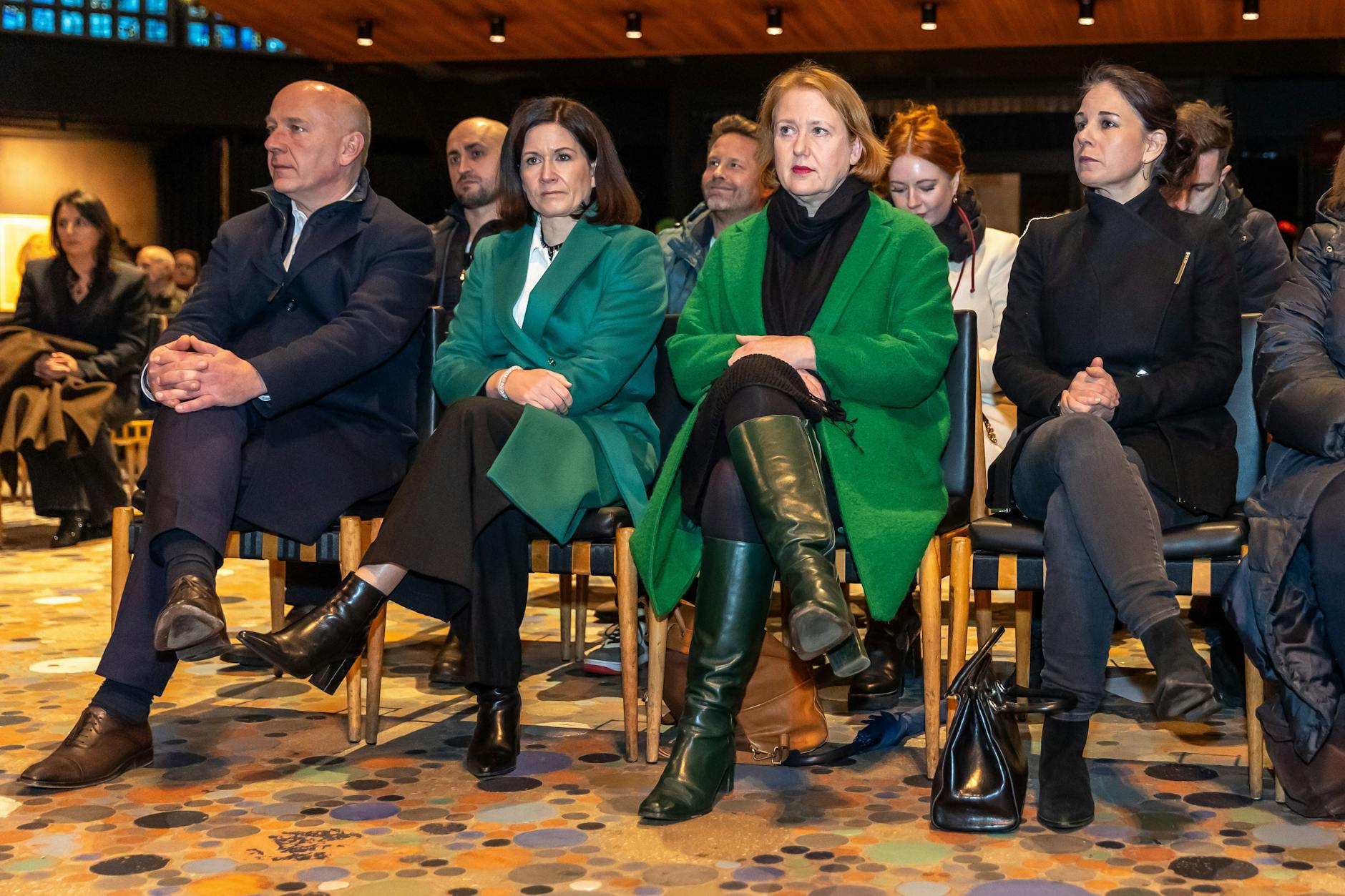 Kai Wegner (v.l.), Regierender Bürgermeister von Berlin, Partnerin Katharina Günther-Wünsch, Lisa Paus (Grüne), Bundesministerin für Familie, und Annalena Baerbock (Grüne), Außenministerin, nehmen an der Andacht in der Kaiser-Wilhelm-Gedächtniskirche teil.
