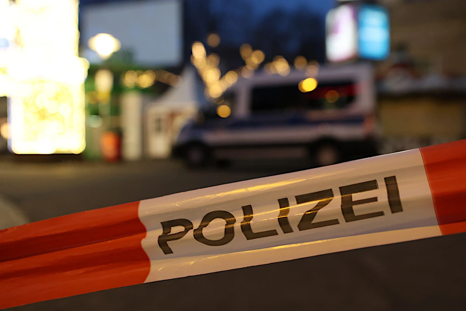 Einsatzfahrzeuge der Polizei sperren den Weihnachtsmarkt in Magdeburg ab.