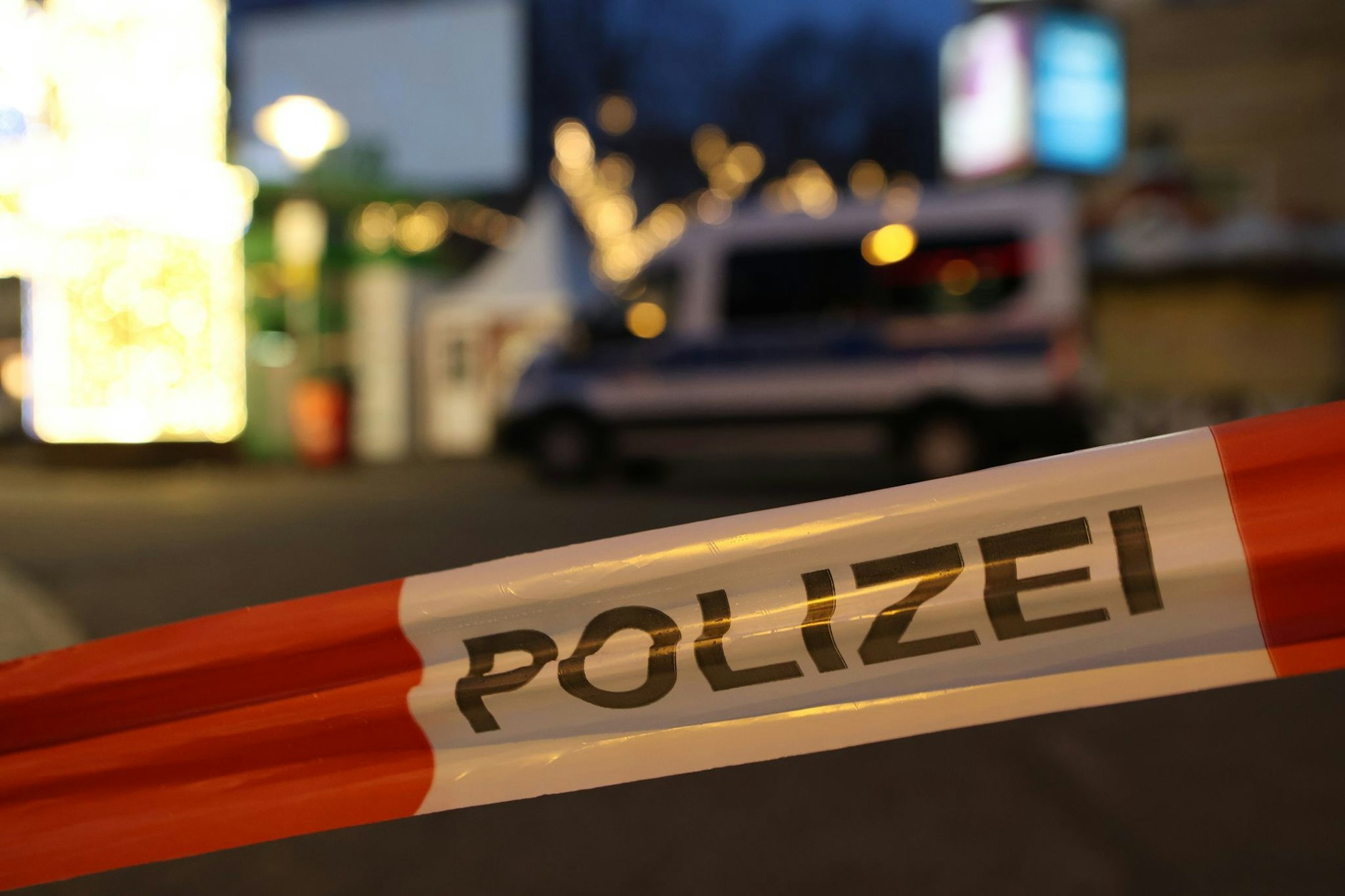 Einsatzfahrzeuge der Polizei sperren den Weihnachtsmarkt in Magdeburg ab.