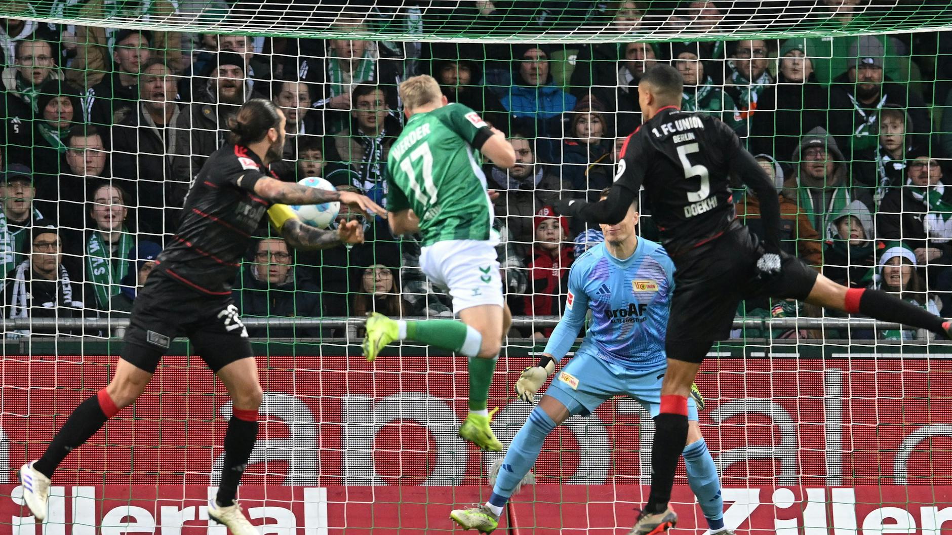 Christopher Trimmel (l.) und Danilho Doekhi (r.) lassen Bremens Marco Grüll beim 0:1 ungestört machen, Torwart Alexander Schwolow ist machtlos.