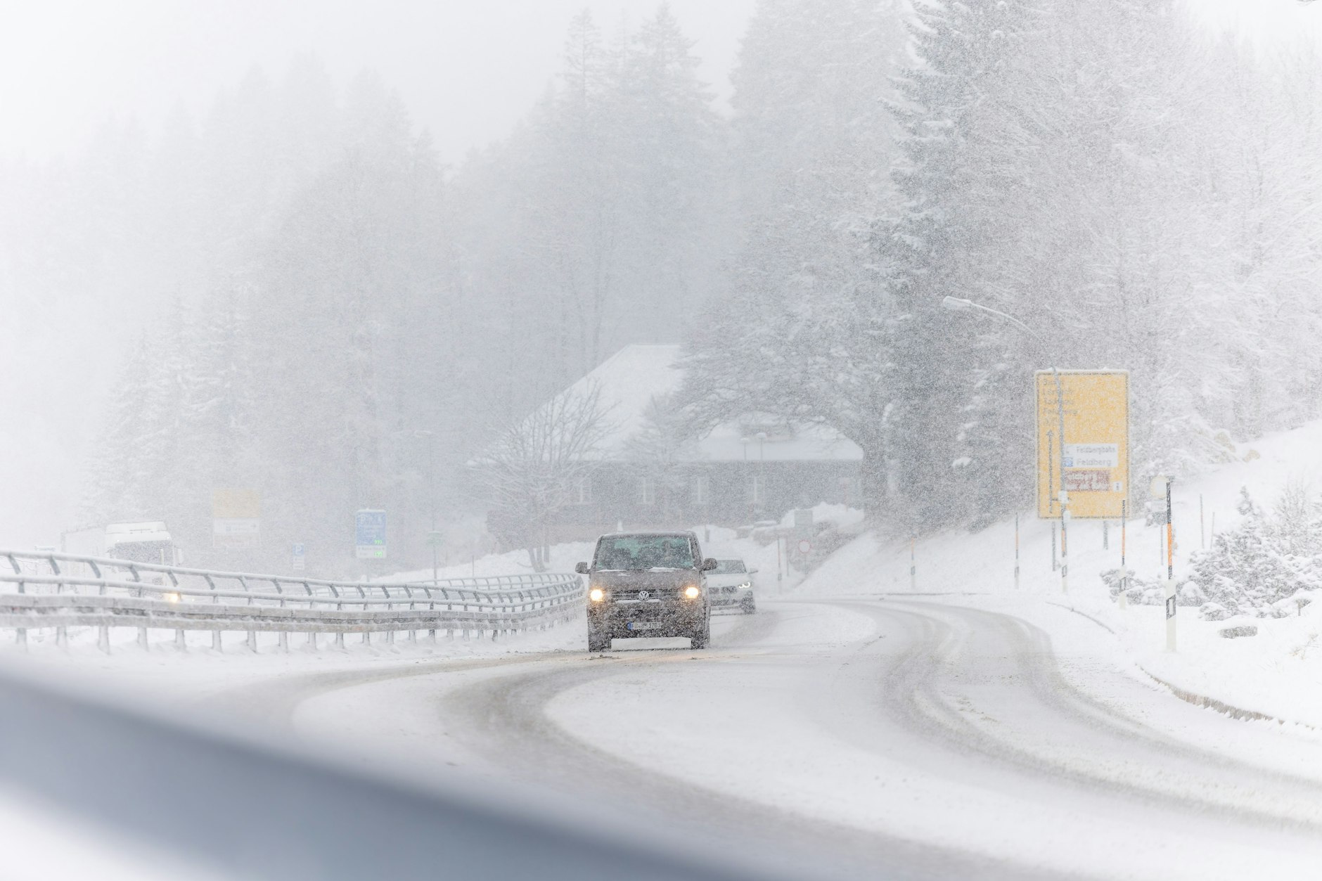 Autos im dichten Schneetreiben – so könnte es ab Sonntag wieder oberhalb von 400 bis 500 Metern aussehen. Dort kommt einiges an Schnee von oben.