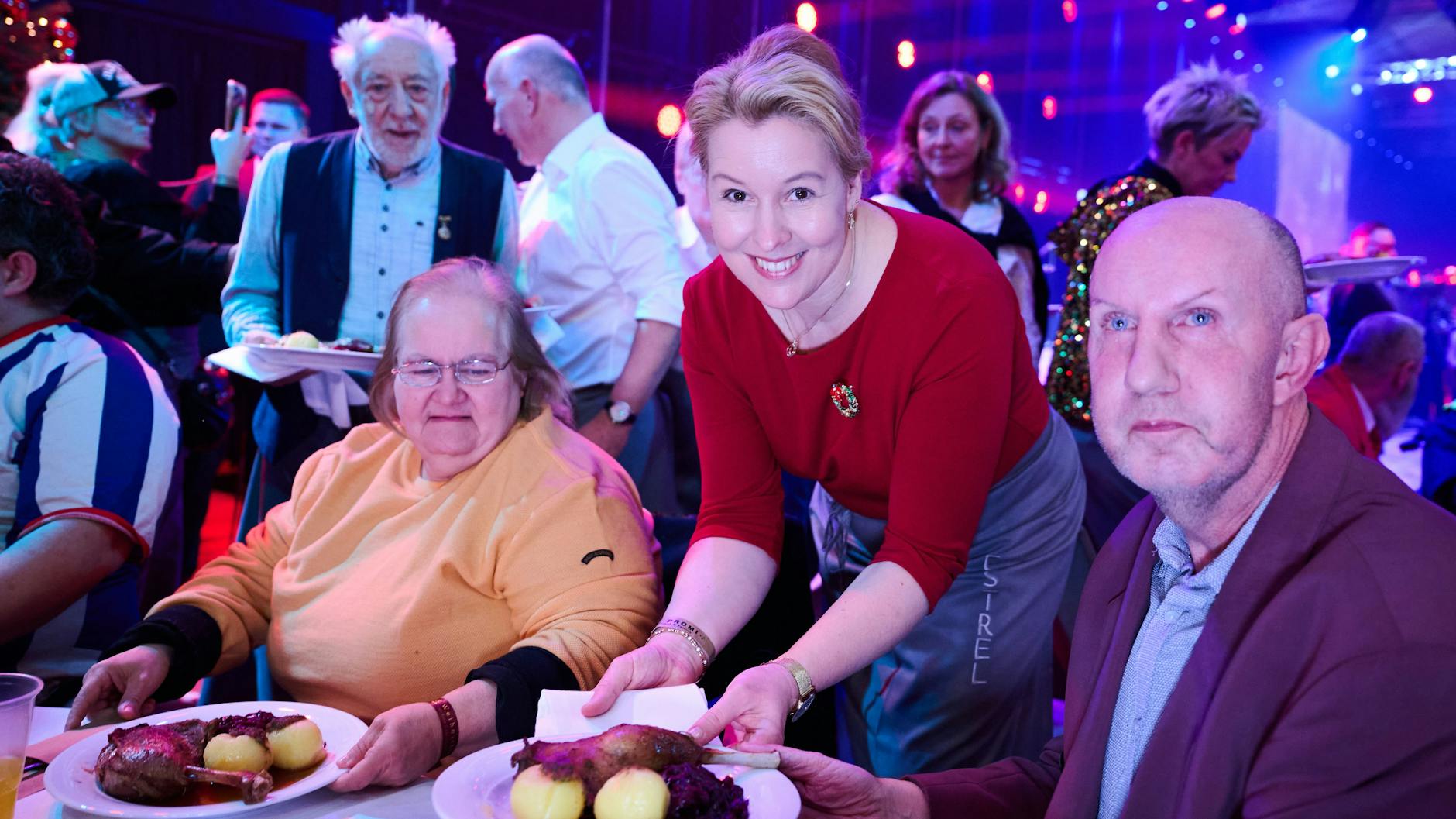 Auch Wirtschaftssenatorin Franziska Giffey (Mitte, SPD), kellnerte bei der Weihnachtsfeier von Frank Zander mit.