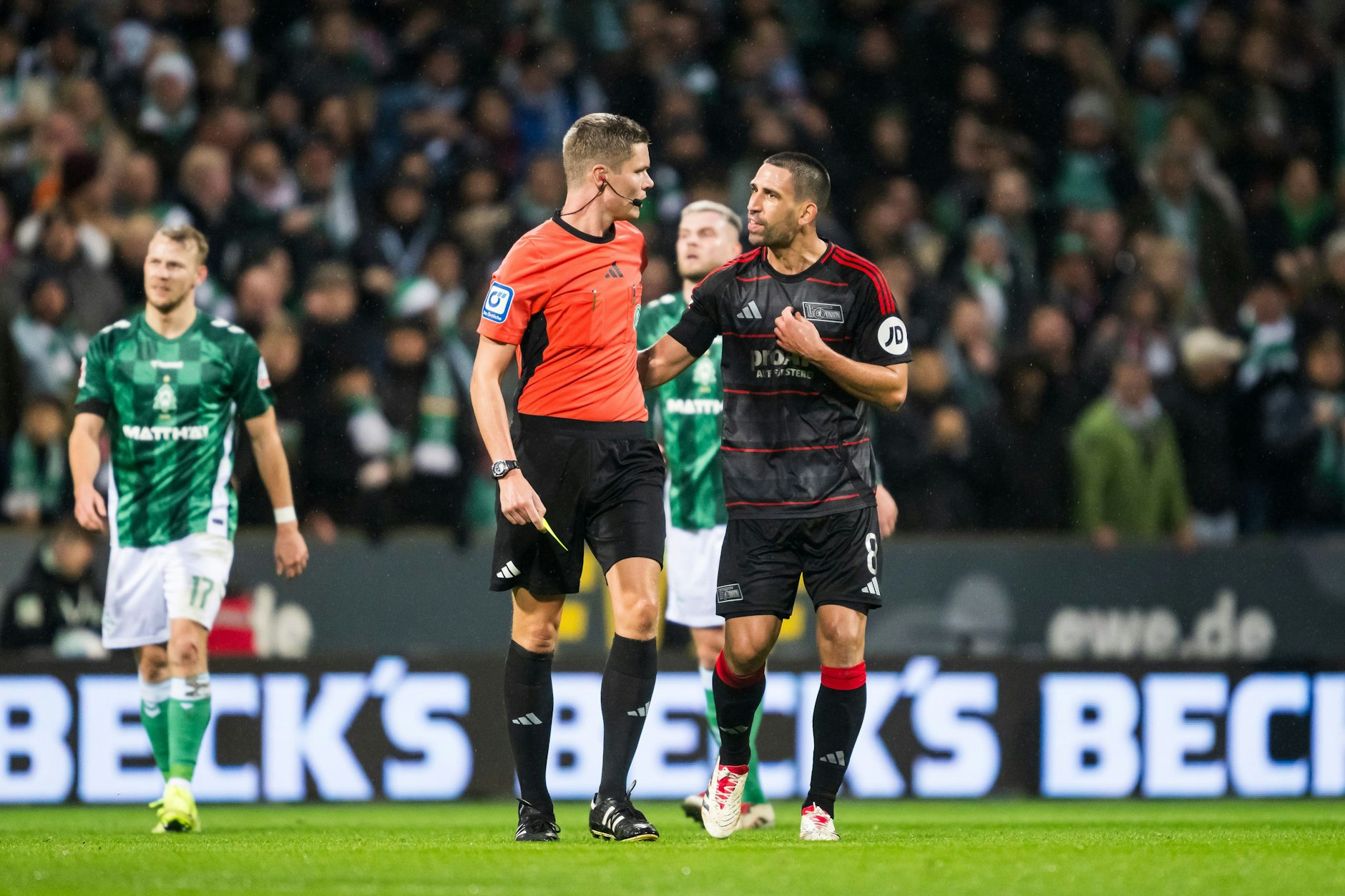 Gesprächsbedarf: Rani Khedira sah gegen Bremen seine fünfte Gelbe Karte.