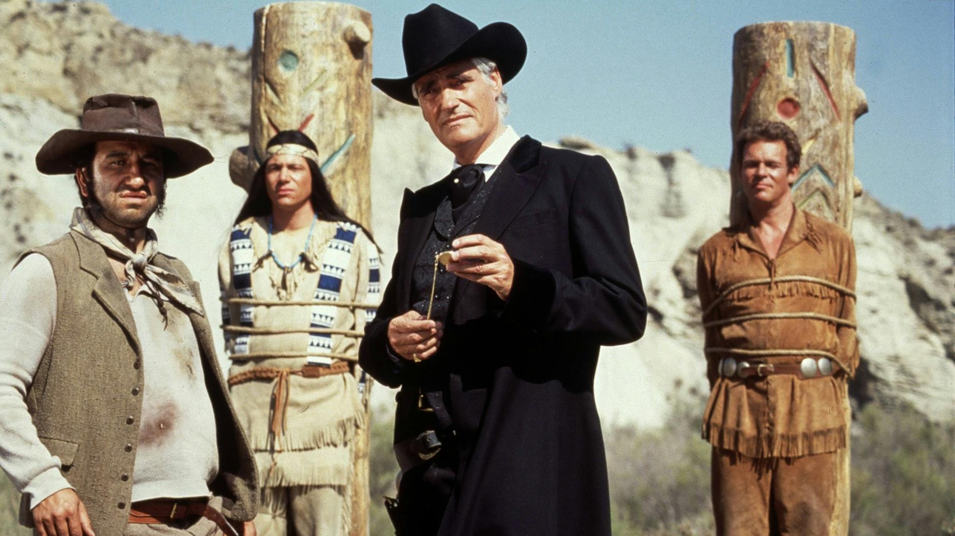 Santa Maria (Sky Dumont), sein Sklave Hombre (Hilmi Sozer), Abahachi (Michael „Bully“ Herbig) und sein Blutsbruder Ranger (Christian Tramitz) in einer Szene des Films „Der Schuh des Manitu“.