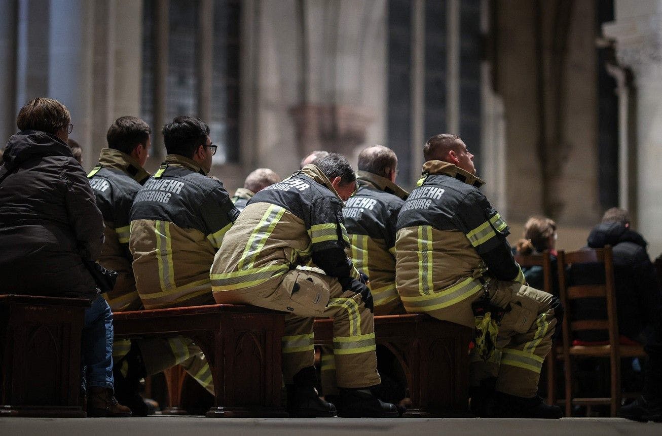Feuerwehrleute am Samstag beim Gedenken in Magdeburg