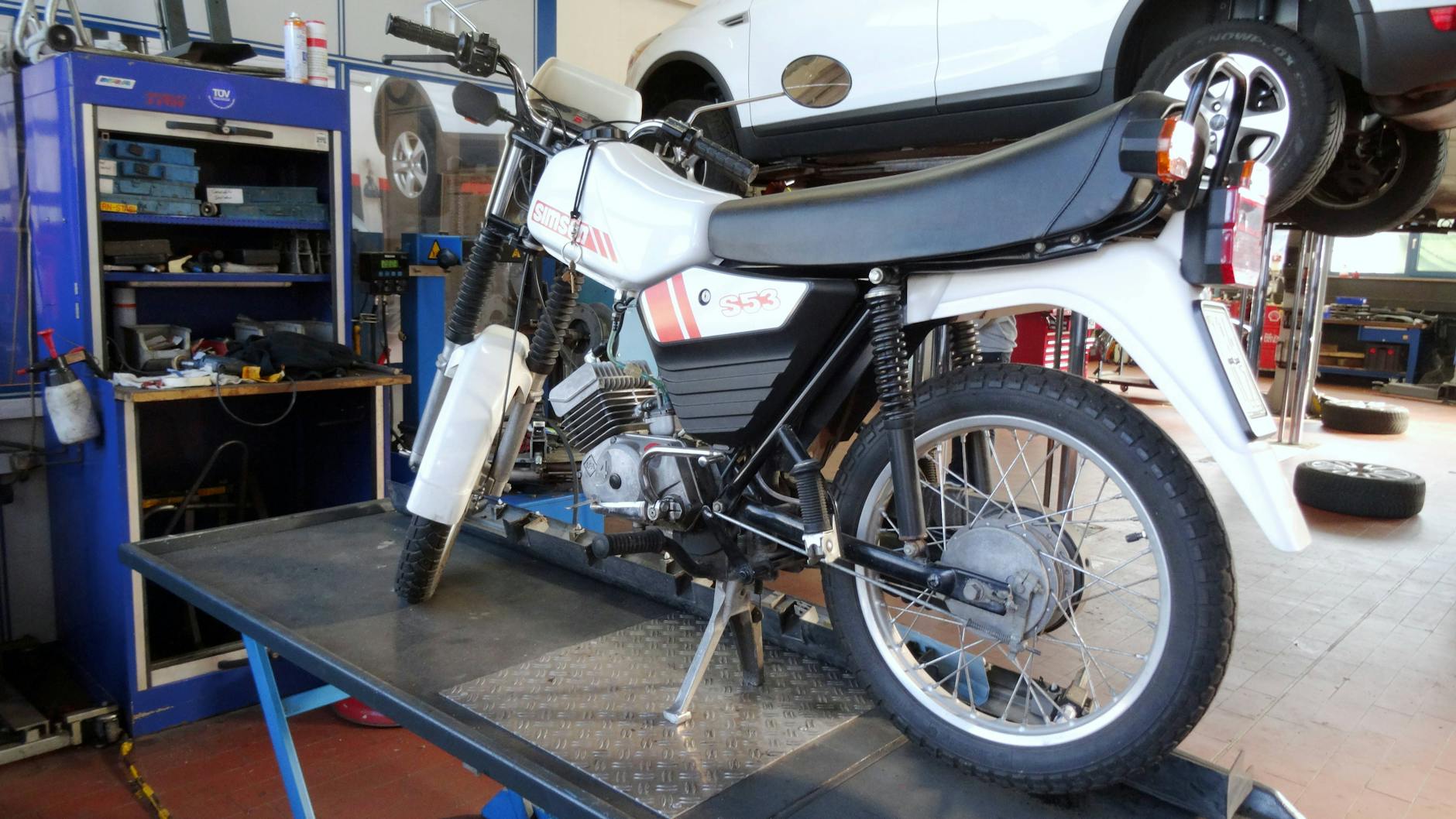 Simson S53 in einer Werkstatt: Mittlerweile lassen sich ganze Mopeds aus Ersatzteilen bauen. Nur der Rahmen muss original sein.