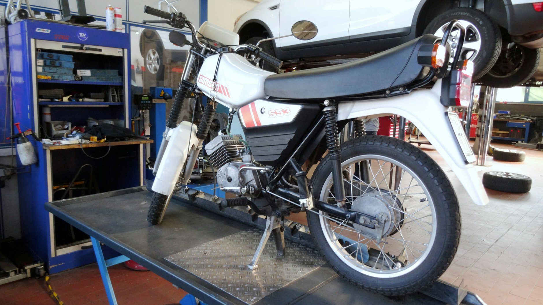 Simson S53 in einer Werkstatt: Mittlerweile lassen sich ganze Mopeds aus Ersatzteilen bauen. Nur der Rahmen muss original sein.