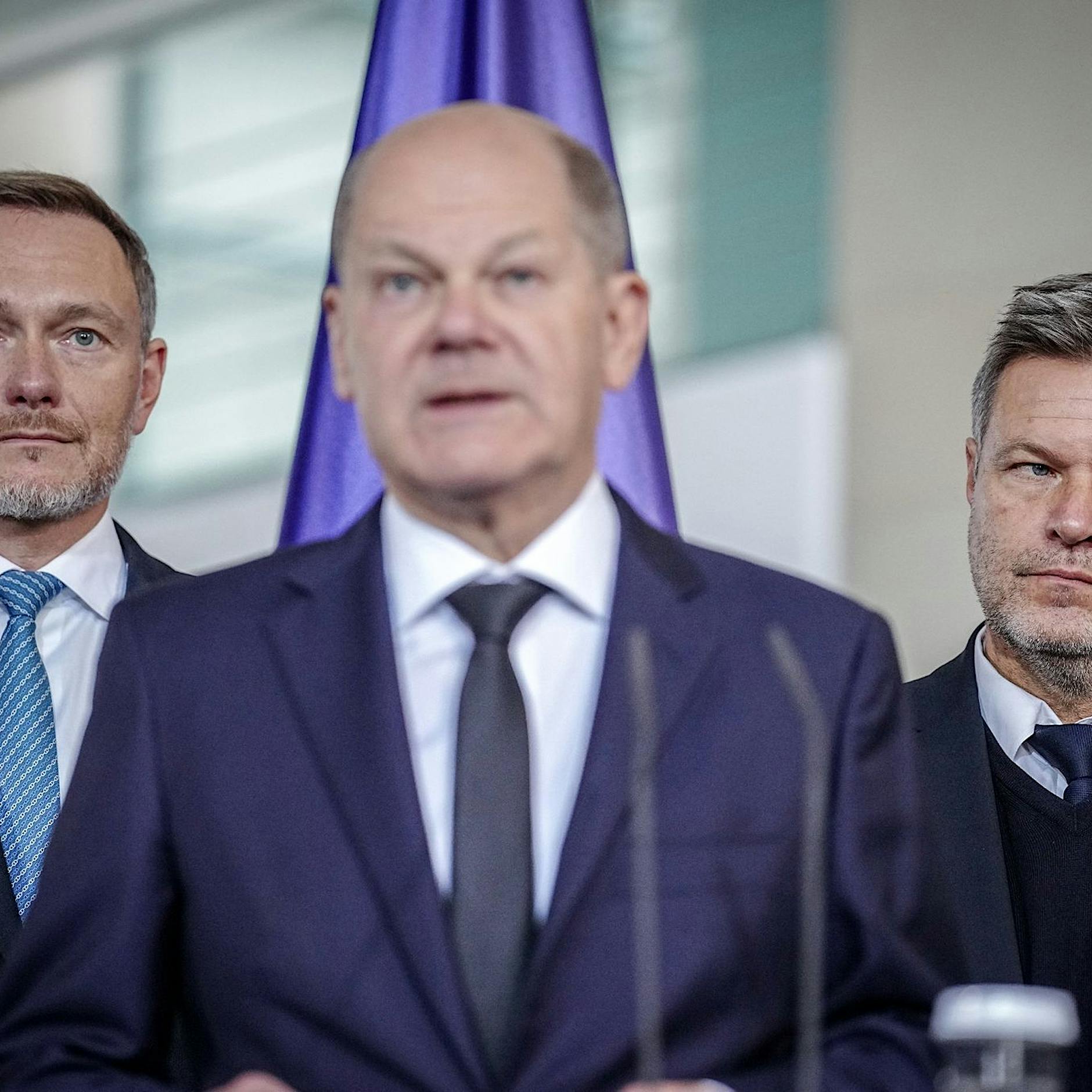 Merz und Scholz „wie Kleinkinder im Sandkasten“: Ökonom über deutschen Wahlkampf