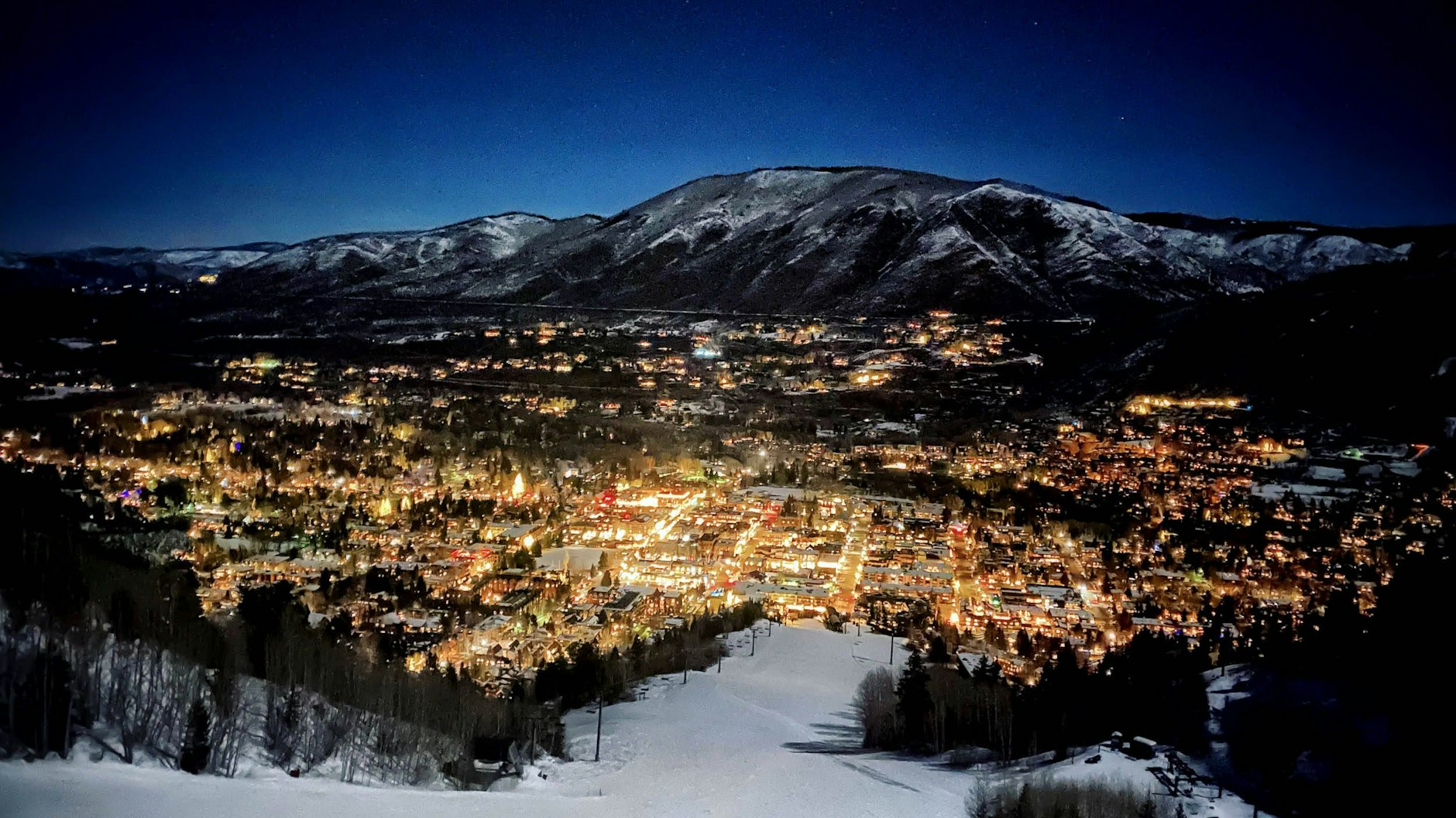 Die Kleinstadt Aspen liegt malerisch am Fuße der Rocky Mountains im US-Bundesstaat Colorado.