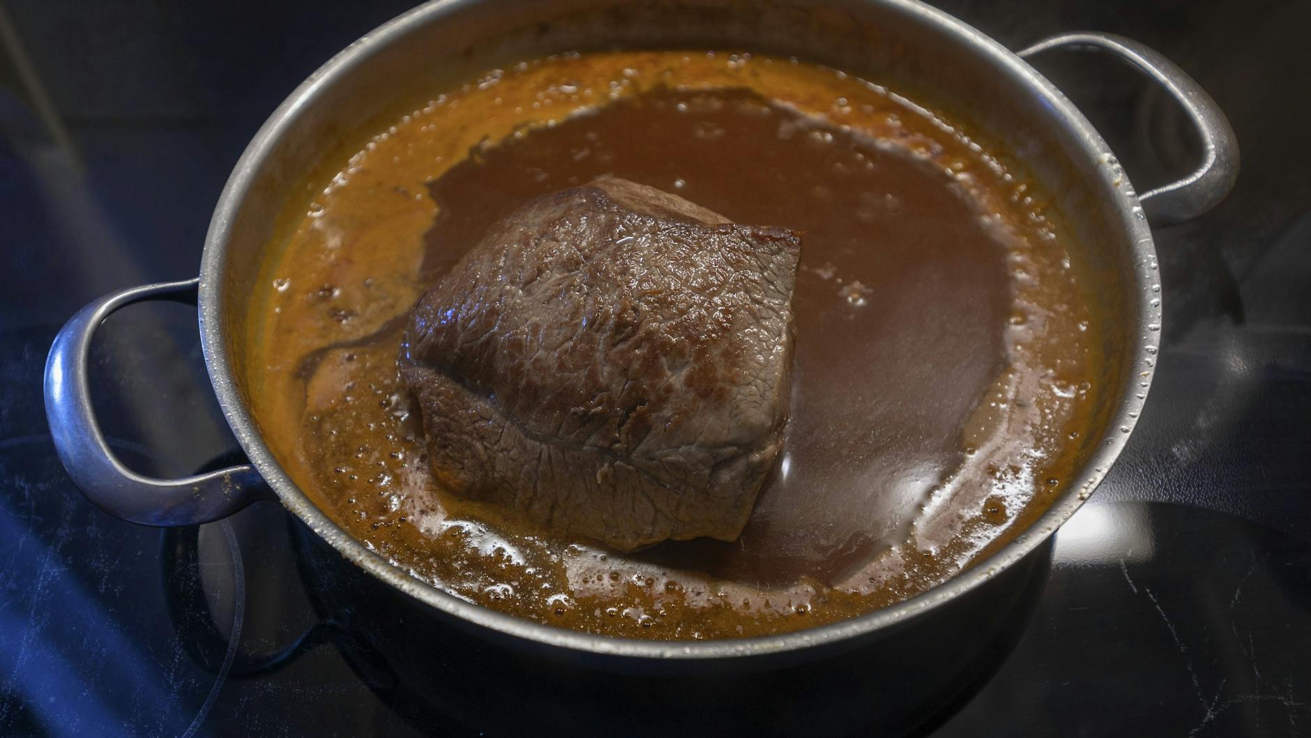Ein leckerer Rinderschmorbraten ist einfach perfekt als Weihnachtsessen geeignet.