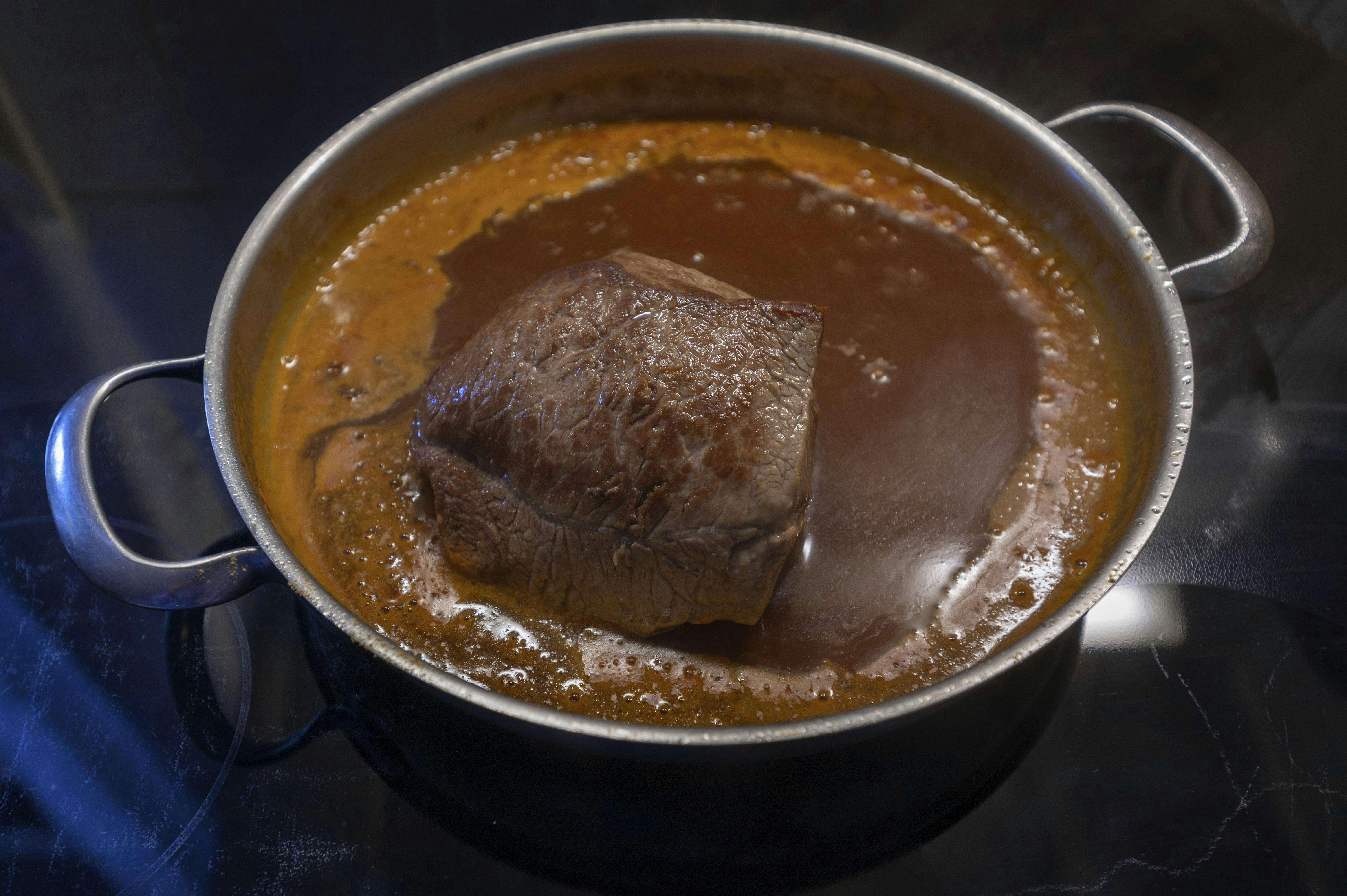 Rezept für Omas Rinderschmorbraten – das perfekte Weihnachtsessen