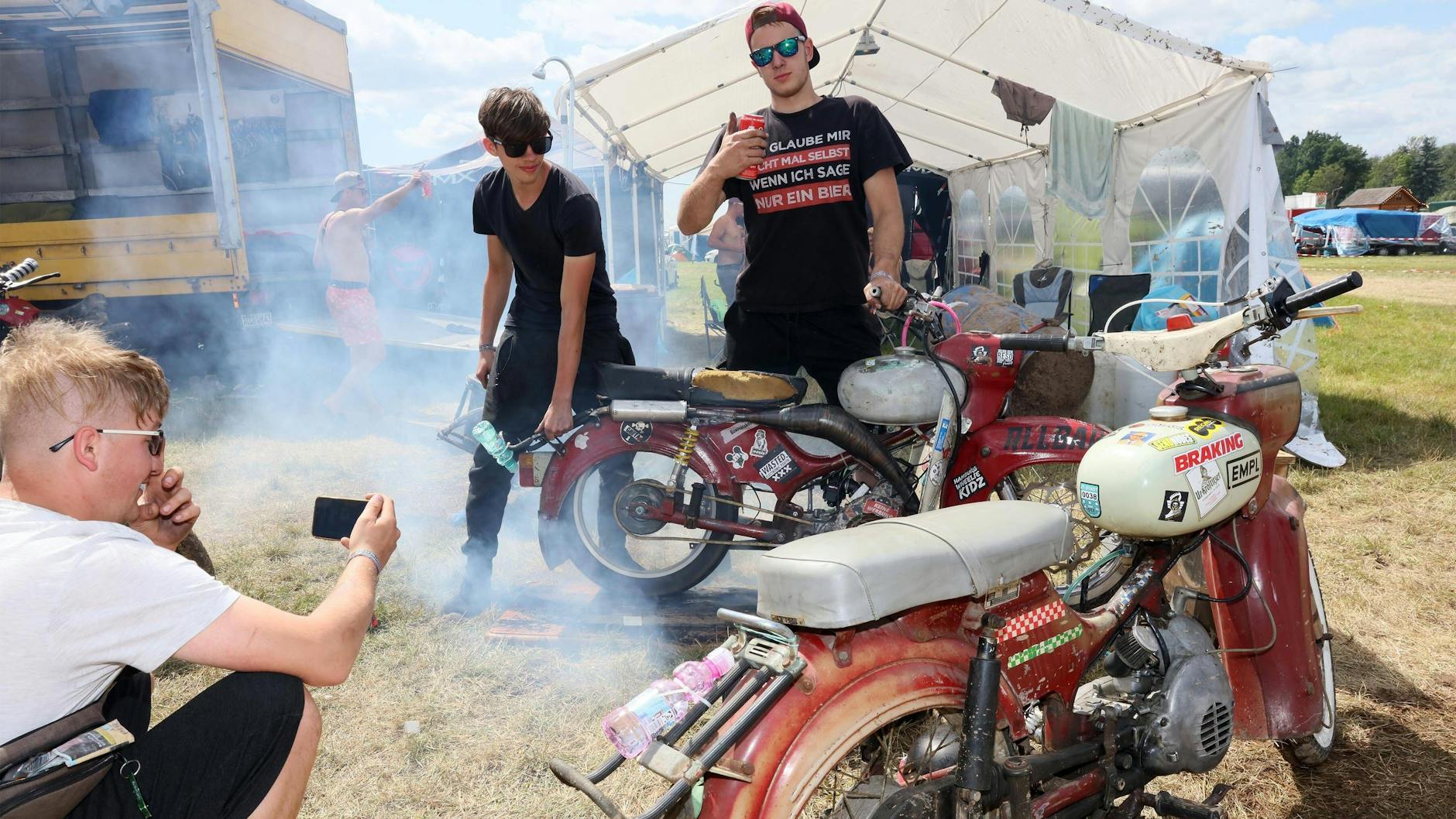 Auf dem Simsontreffen in Zwickau (hier im Jahr 2021) zeigen Besucher ihre getunten Mopeds. Dieses Jahr geriet das Treffen mit rassistischen Ausfällen und Randalen in die Schlagzeilen.