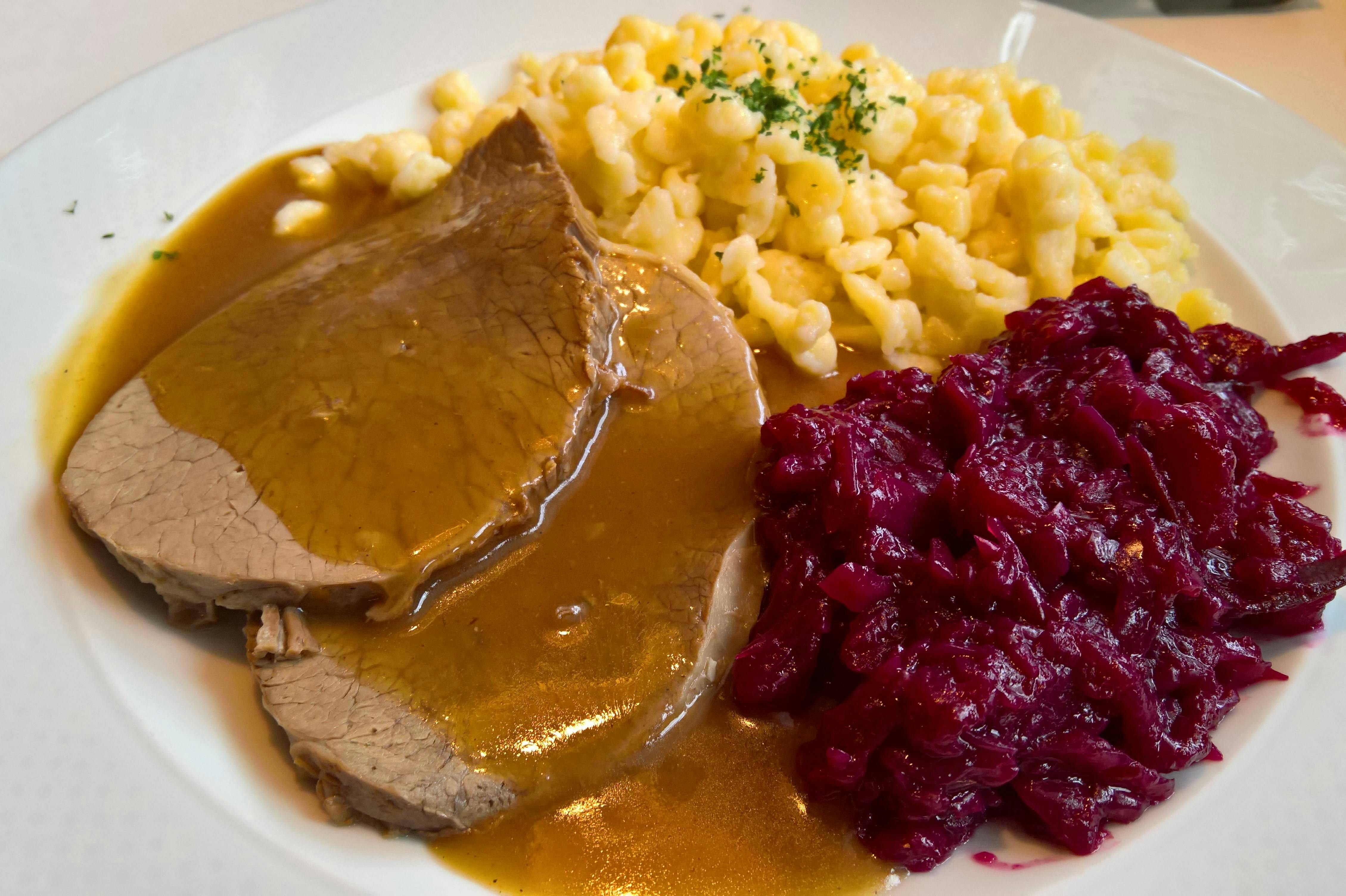 Rezept für Omas Rinderschmorbraten – das perfekte Weihnachtsessen Rezept für Omas Rinderschmorbraten – das perfekte Weihnachtsessen