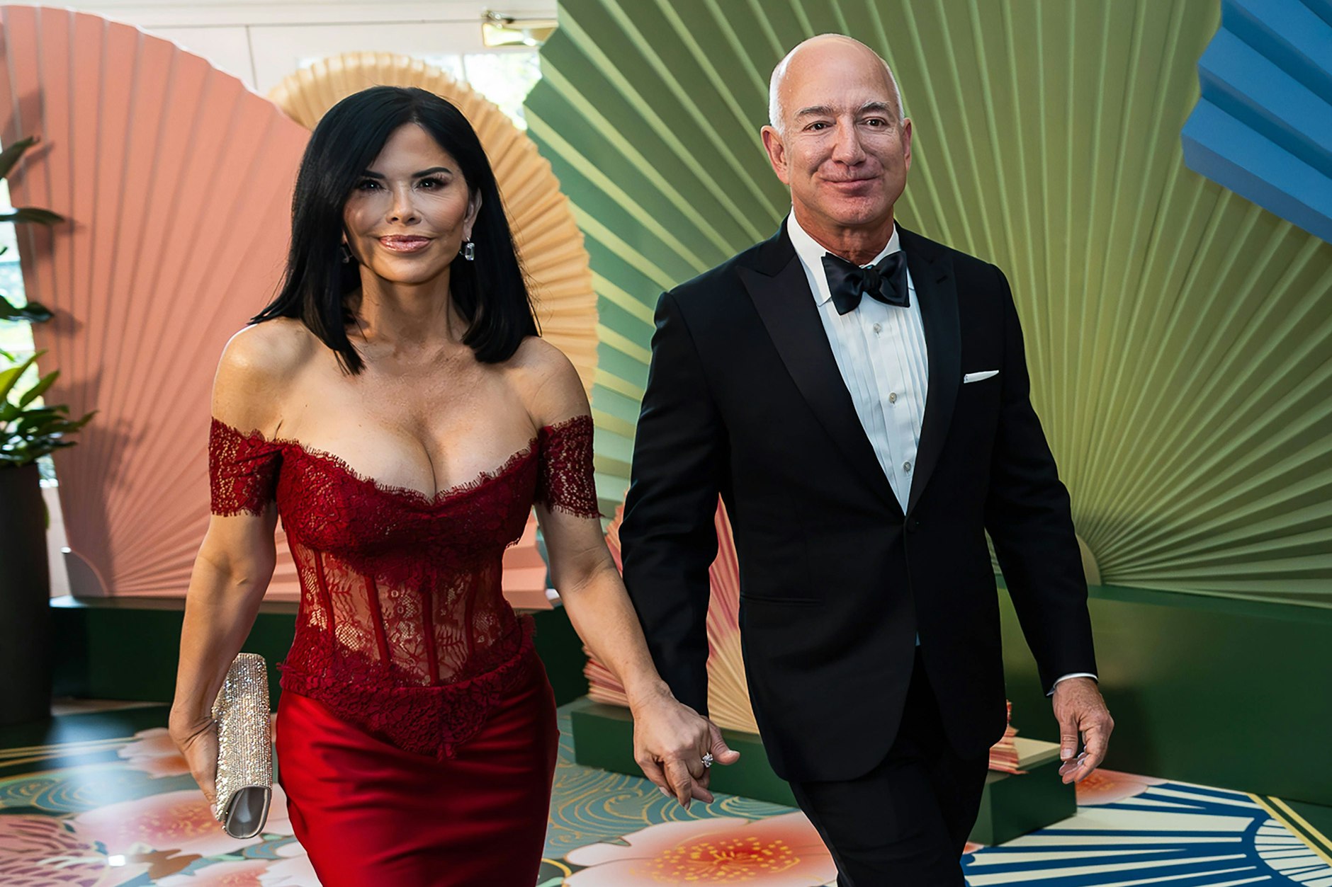 Jeff Bezos will laut Berichten seine Partnerin Lauren Sanchez am kommenden Wochenende heiraten. Die Hochzeit soll laut den Angaben 600 Millionen US-Dollar kosten.