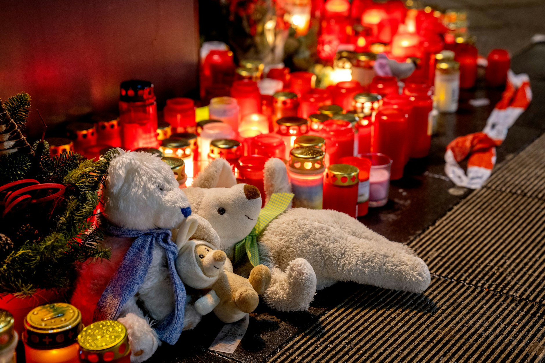 Teddys und Kerzen stehen nahe der Stelle, wo der Attentäter auf den Weihnachtsmarkt in Magdeburg raste. Unter den Opfern war der neunjährige André G.