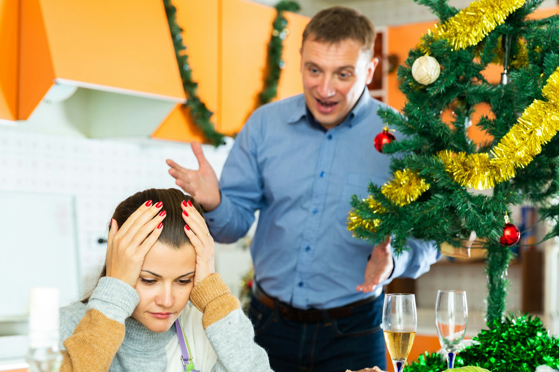 Beziehungsprobleme sorgen dafür, dass die ohnehin angespannte Stimmung an Weihnachten eskaliert.