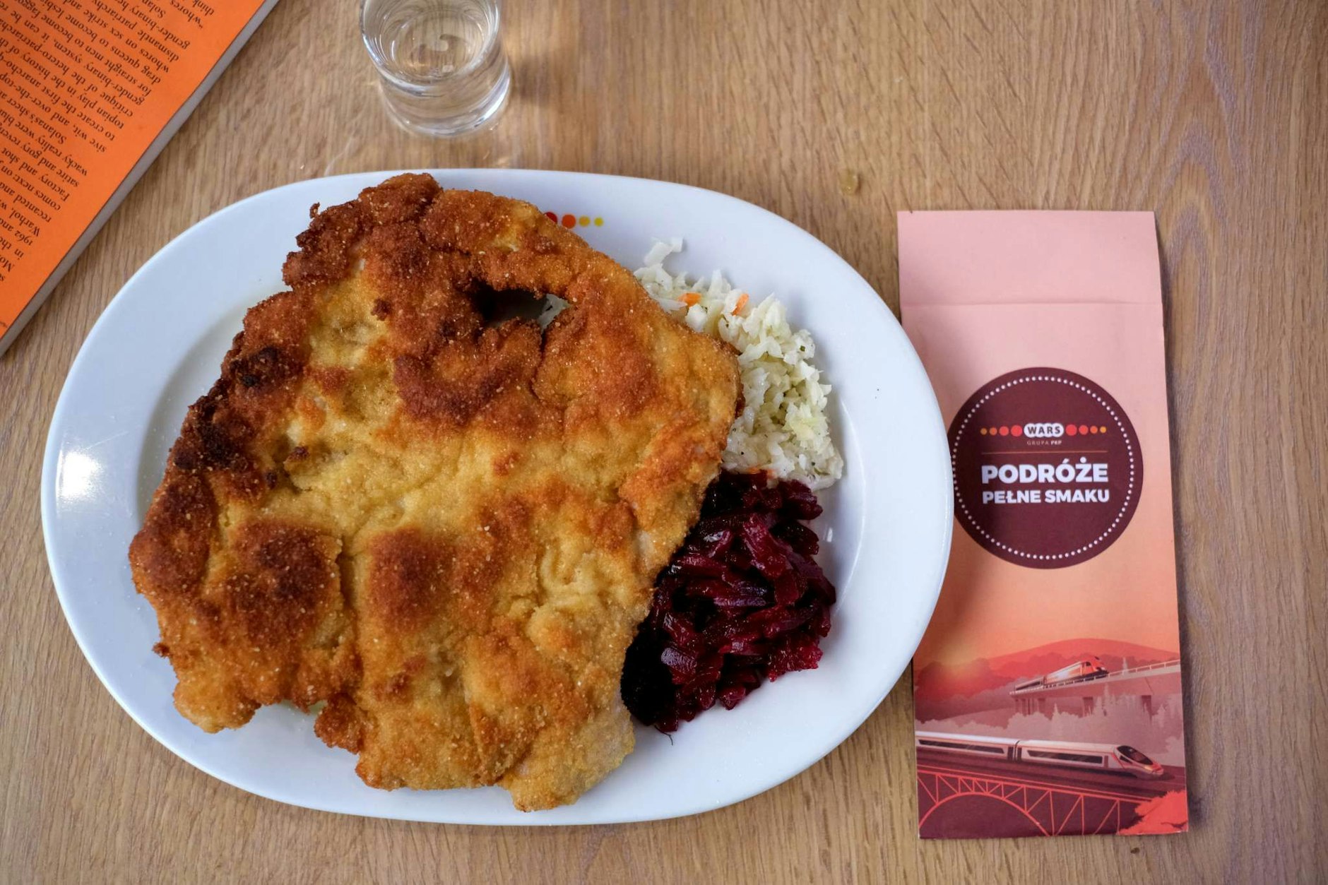 Frisch geklopftes Schnitzel im polnischen Speisewagen. Legende!