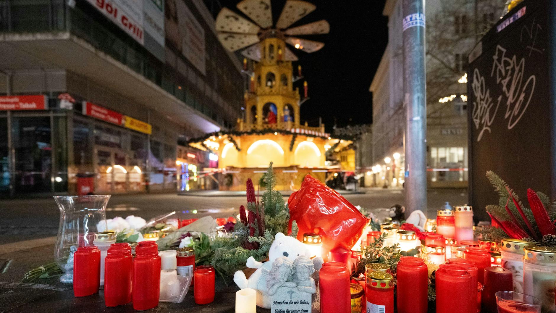 Magdeburg: Zahlreiche Kerzen stehen vor dem Weihnachtsmarkt, auf dem der Todesfahrer Menschen umfuhr.