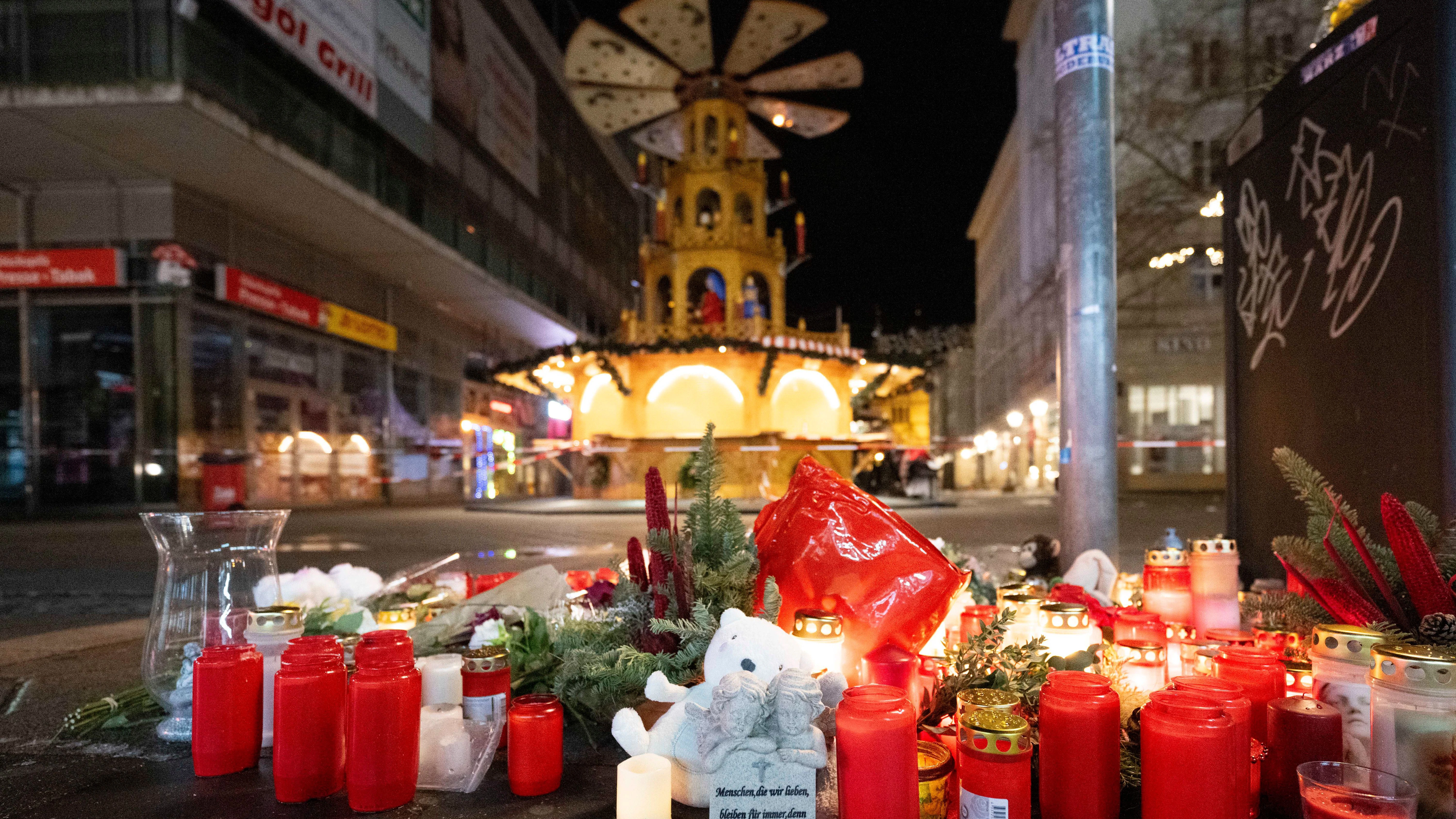 Magdeburg: Zahlreiche Kerzen stehen vor dem Weihnachtsmarkt, auf dem der Todesfahrer Menschen umfuhr.