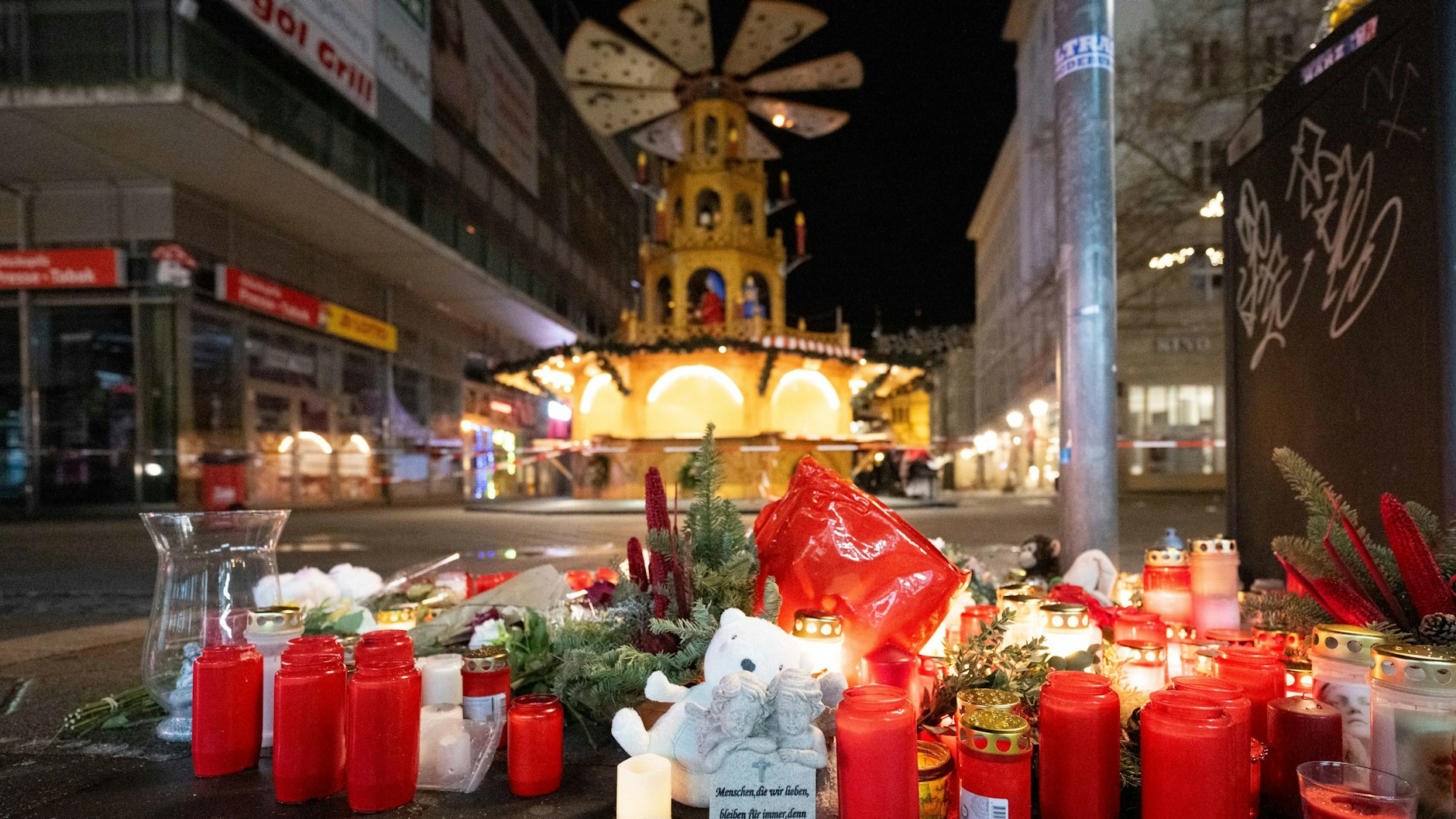 Magdeburg: Zahlreiche Kerzen stehen vor dem Weihnachtsmarkt, auf dem der Todesfahrer Menschen umfuhr.