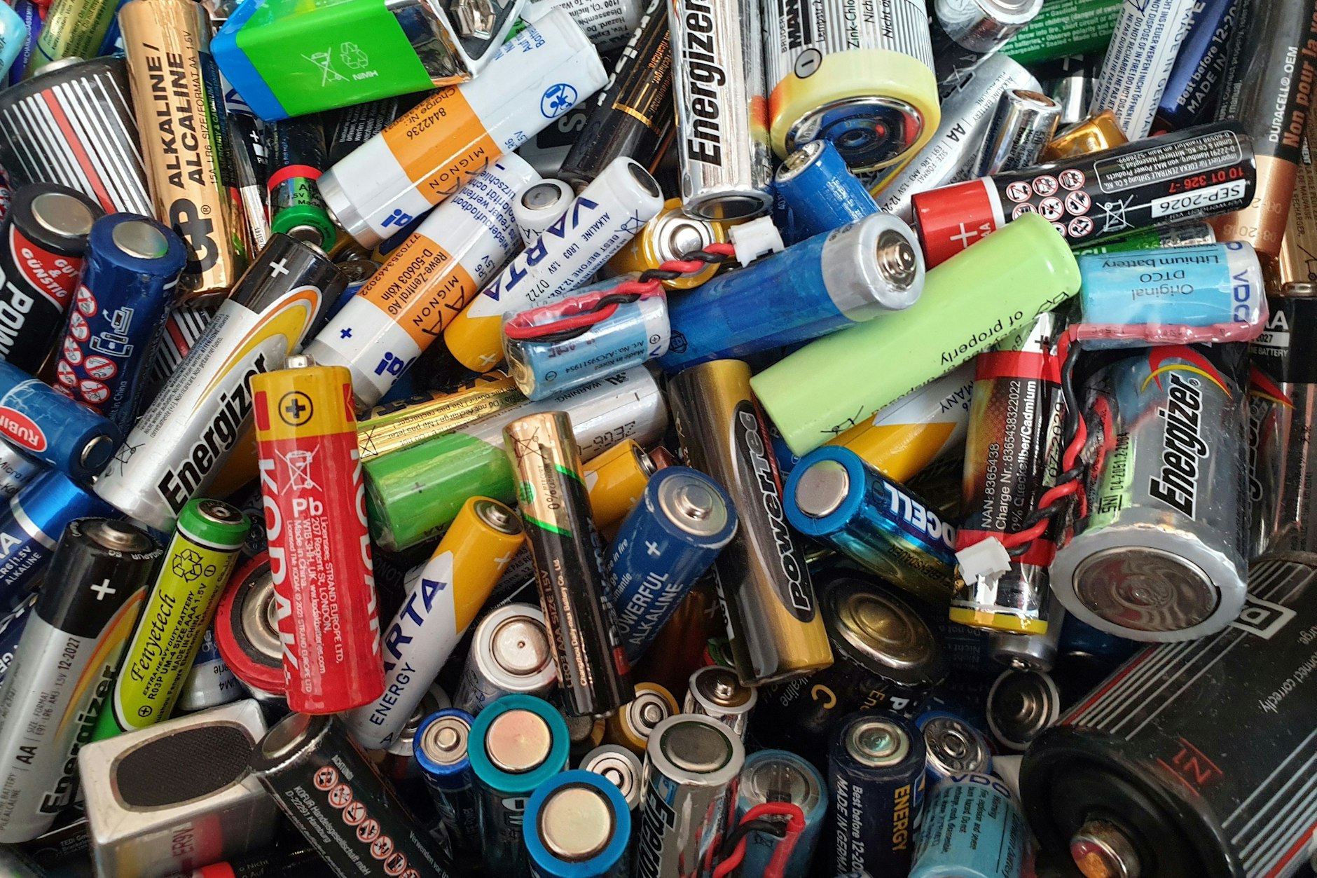 Es gibt einen einfachen Trick, um herauszufinden, ob eine Batterie noch voll oder bereits leer ist.