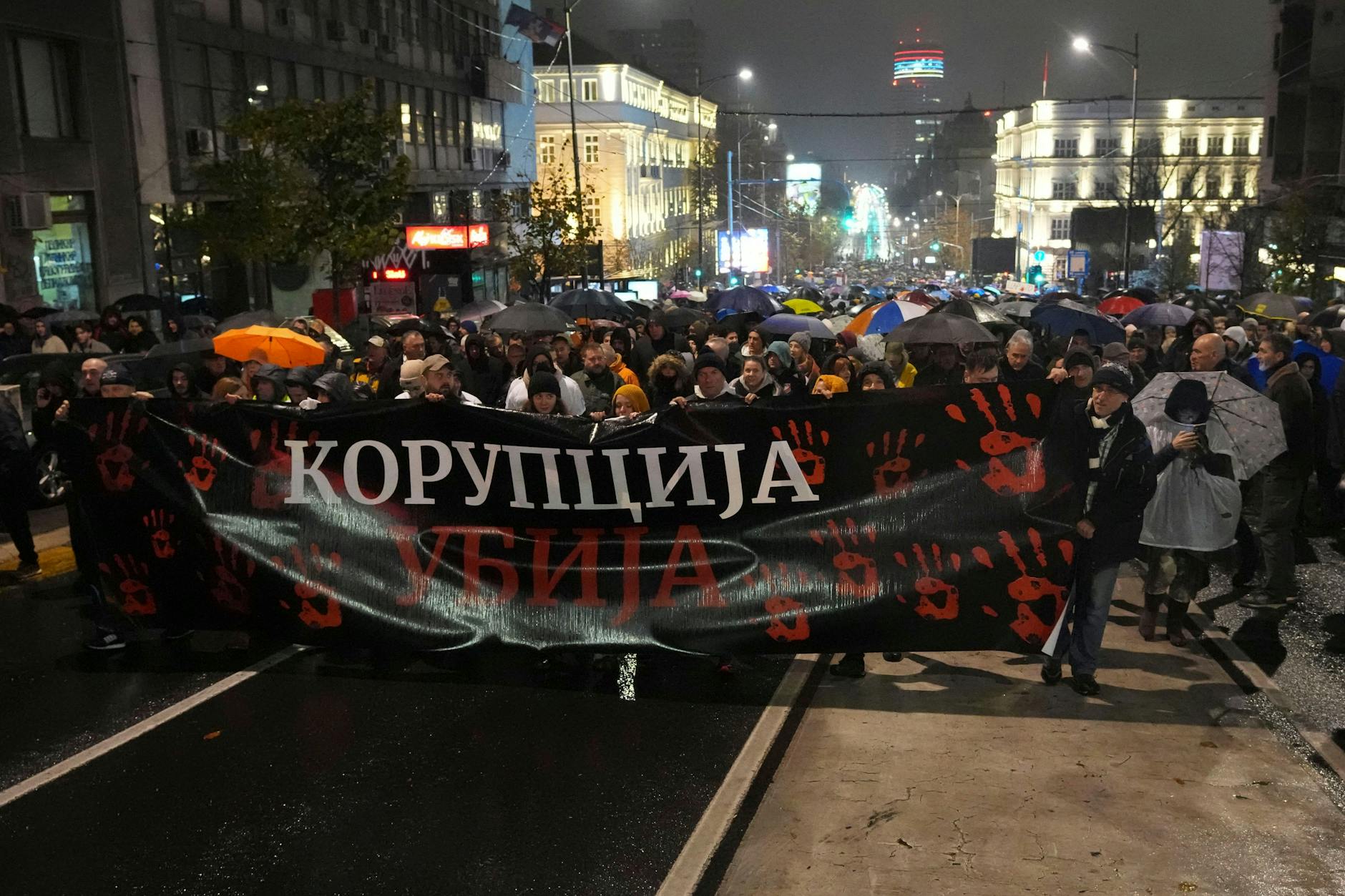 Serbien, Belgrad: Zahlreiche Menschen protestieren, nachdem Anfang des Monats ein Dach des Hauptbahnhofs von Novi Sad eingestürzt ist. Dabei waren 14 Personen ums Leben gekommen. Der Einsturz löste Proteste gegen die Regierung aus.