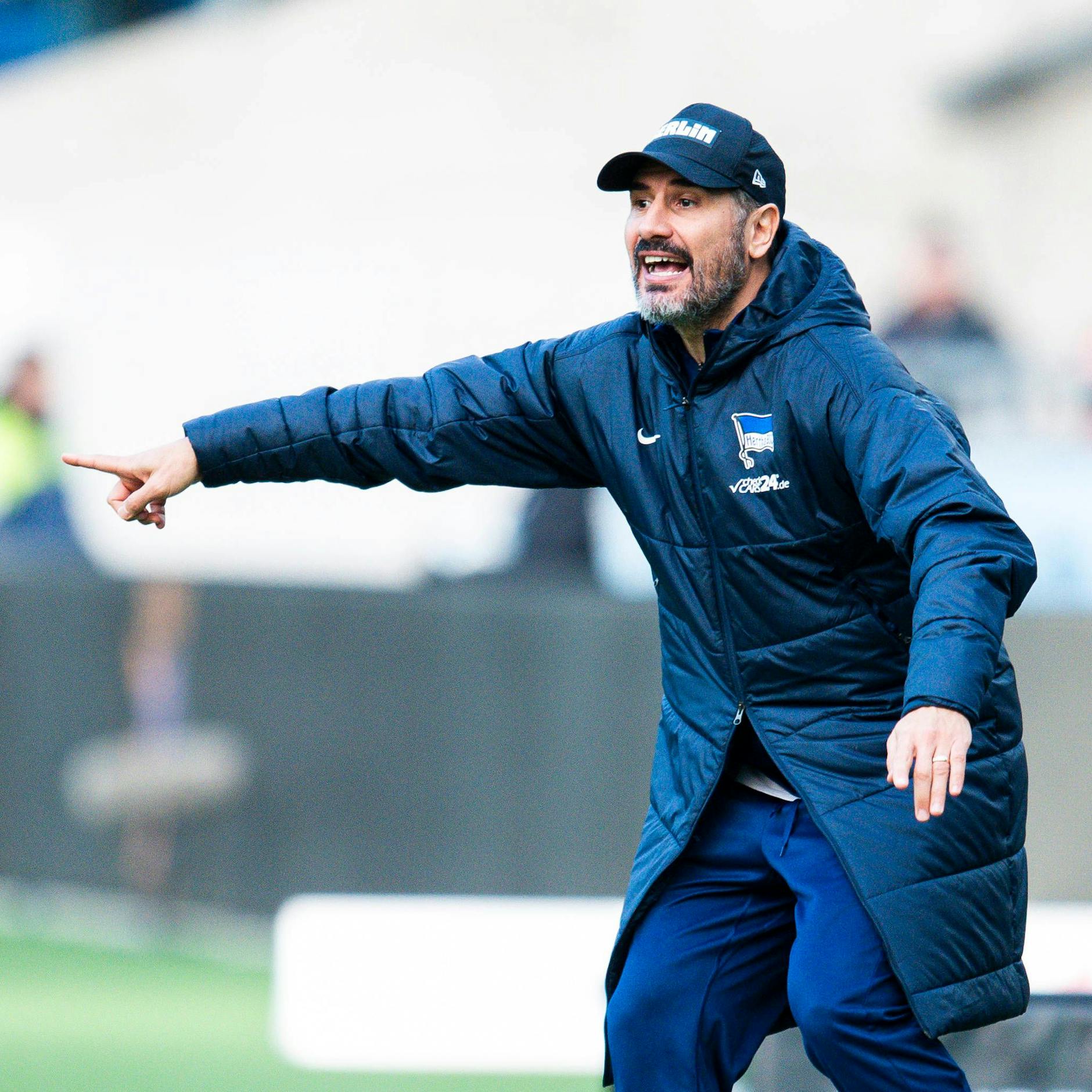 Hertha-Trainer Cristian Fiel gestikuliert beim 0:0 in Hannover an der Seitenlinie.