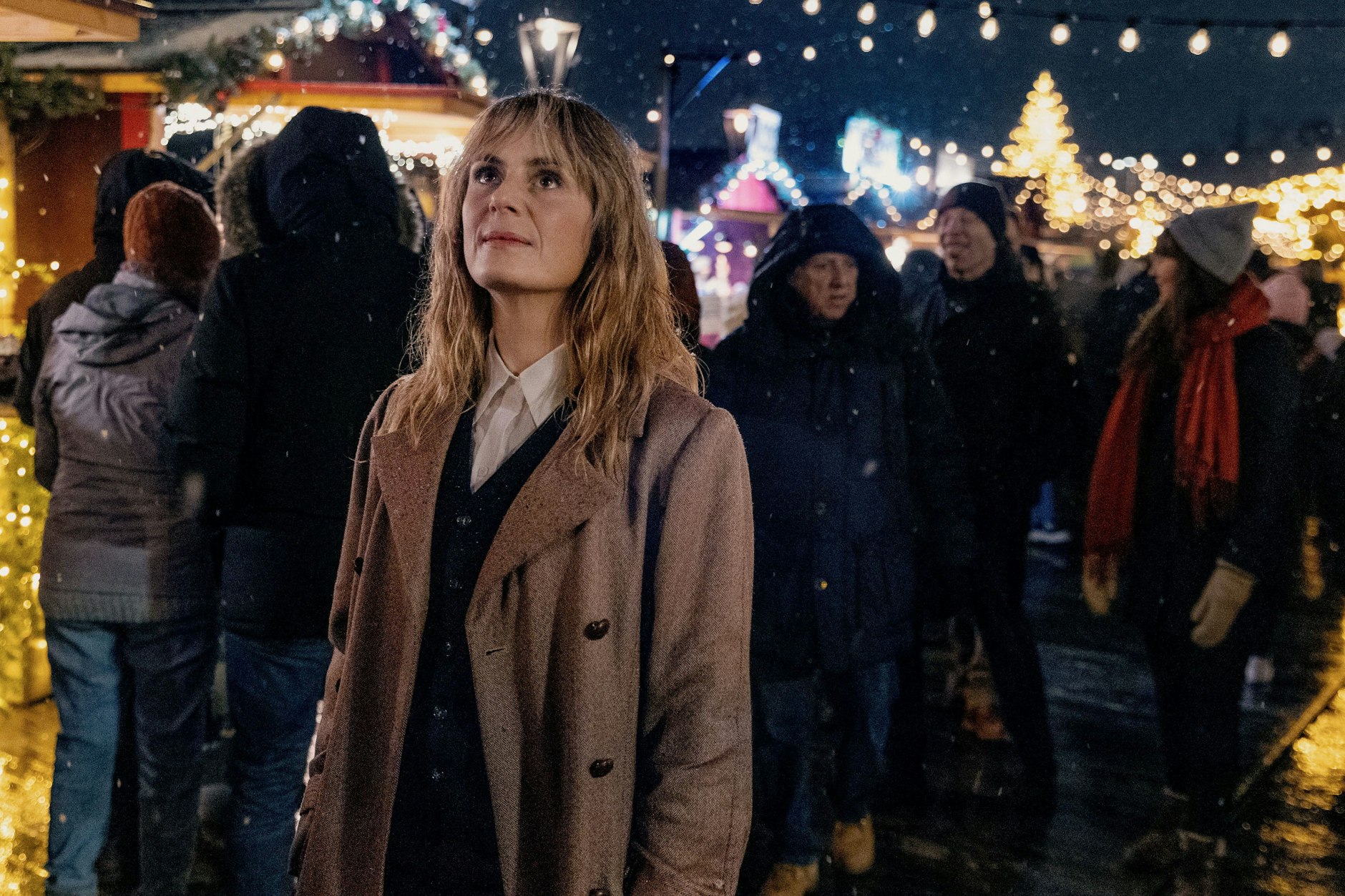 Schauspielerin Anna Pieri Zuercher geht als Kommissarin Isabelle Grandjean im „Tatort“ Fährmann über den Weihnachtsmarkt.