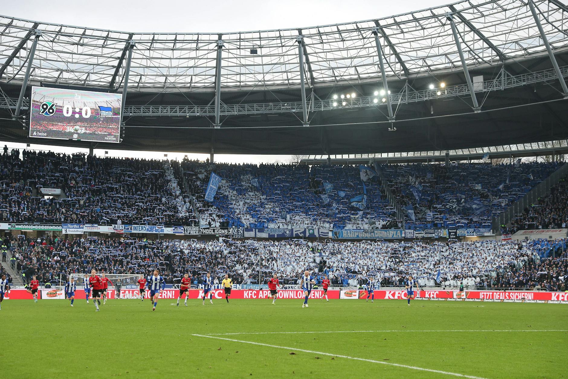 10.000 Hertha-Fans fuhren nach Hannover. Doch sie sahen nur eine Nullnummer ihres Teams. Es kämpfte, doch der echte Punch fehlt für Tore.