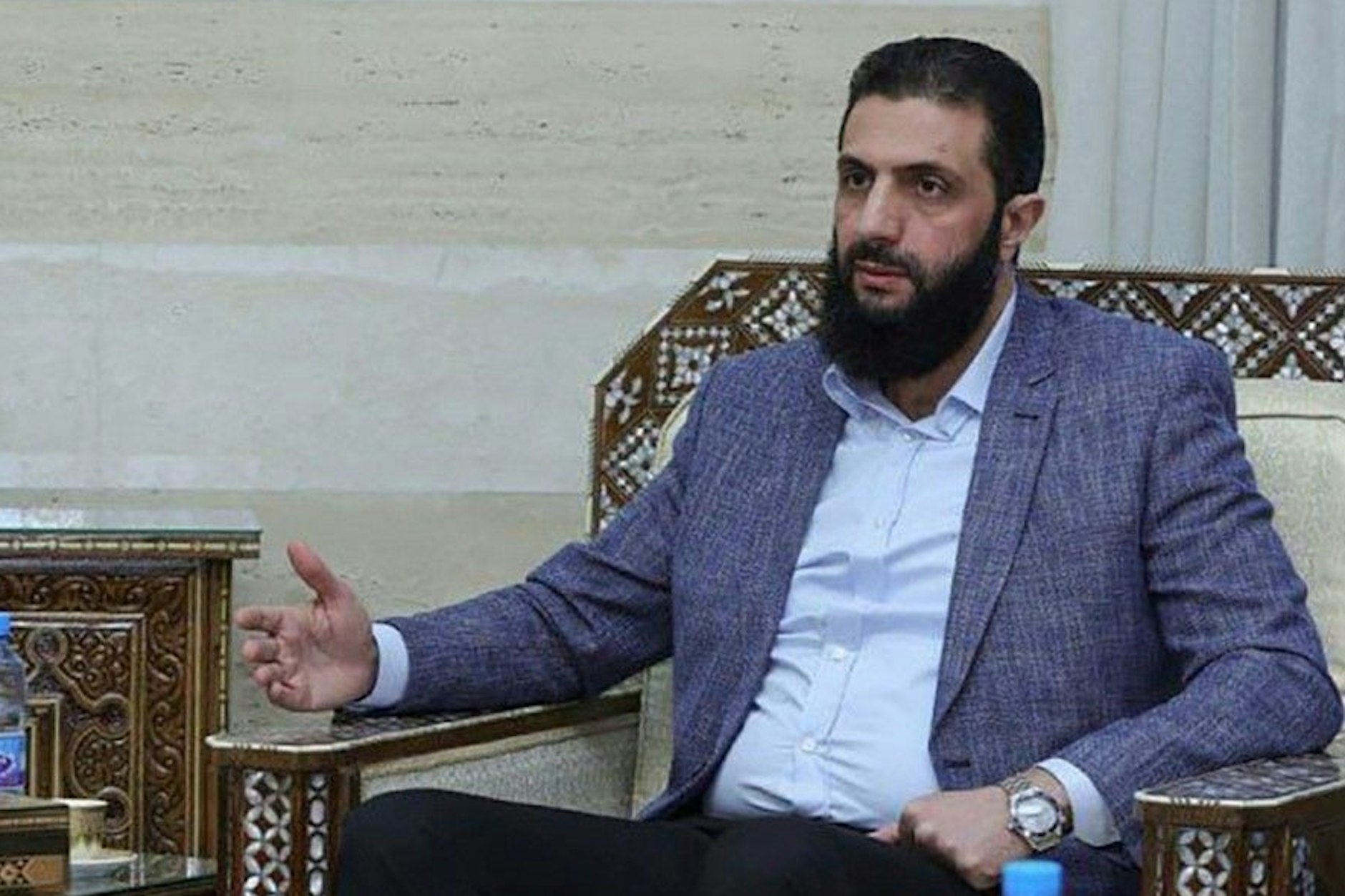 Dieses von der offiziellen syrischen Nachrichtenagentur SANA veröffentlichte Foto zeigt den Anführer der Islamistengruppe HTS in Syrien, Ahmed al-Scharaa.