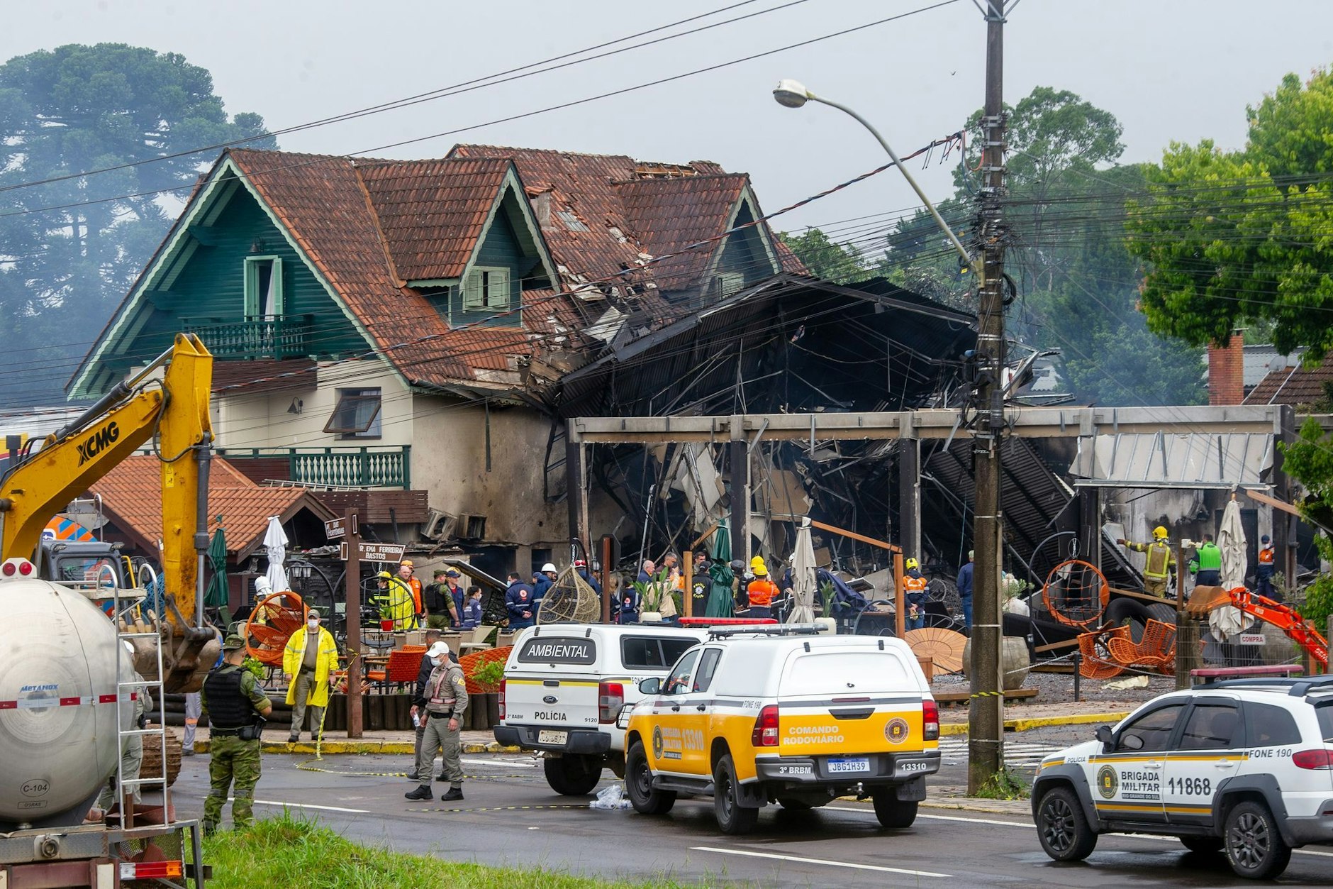 Blick auf die Absturzstelle. Ein Kleinflugzeug ist in der südbrasilianischen Stadt Gramado abgestürzt und hat mehrere Häuser getroffen. 