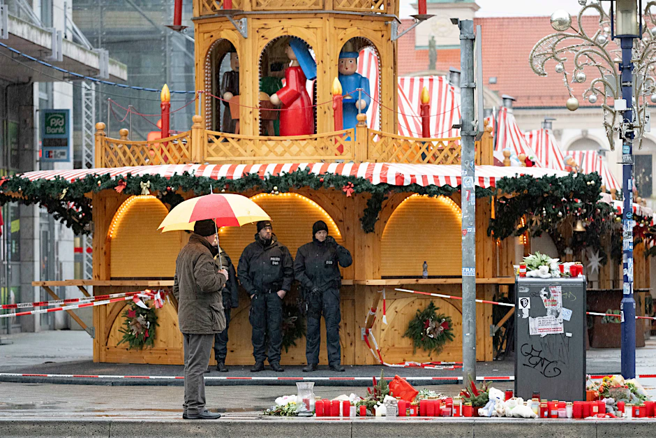 22.12.2024, Sachsen-Anhalt, Magdeburg: Polizisten stehen am Sonntagvormittag vor dem Weihnachtsmarkt, wo Taleb A. am 20. Dezember in eine Menschengruppe fuhr und dabei fuhr Menschen tötete.