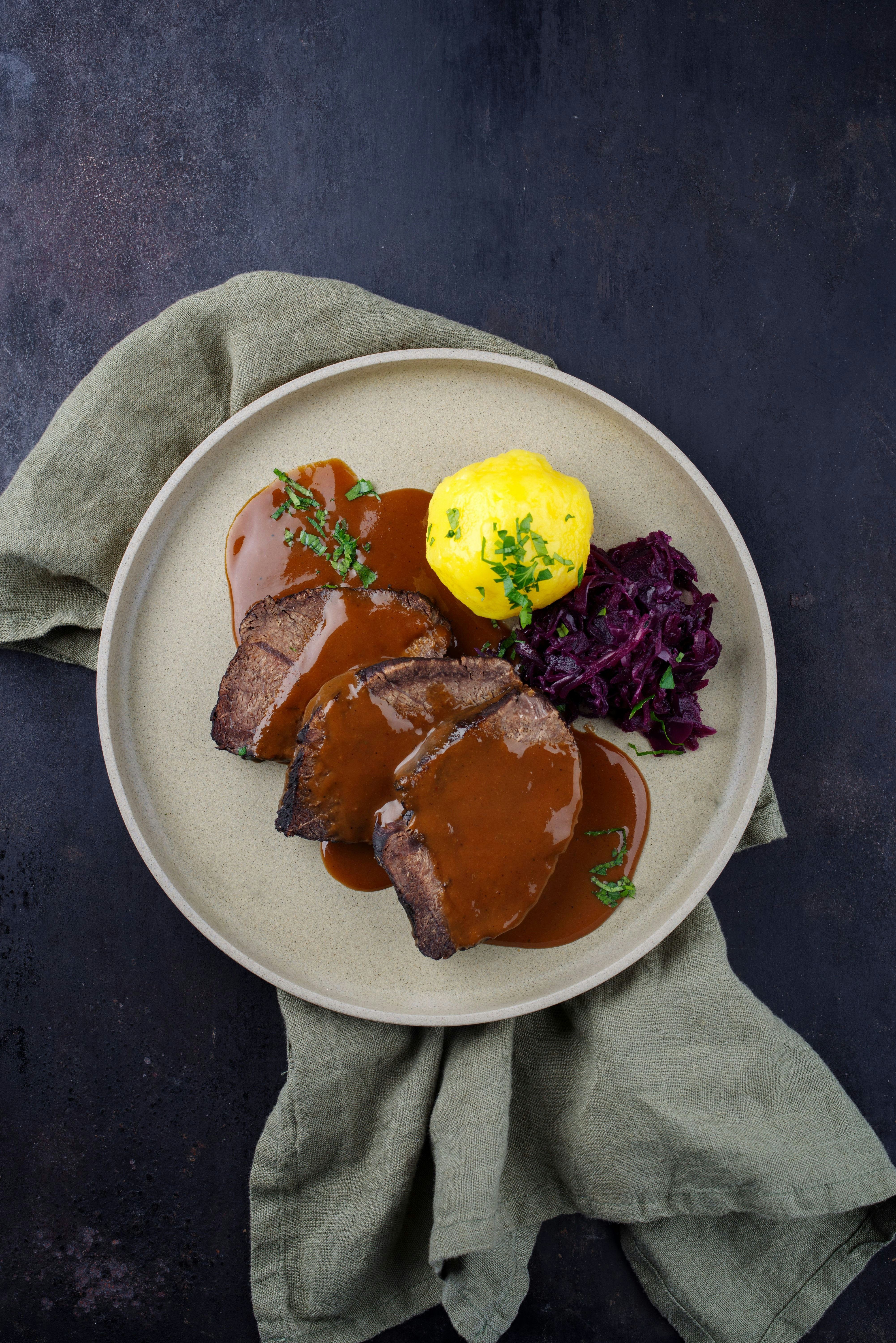 Rezept für Omas Rinderschmorbraten – das perfekte Weihnachtsessen