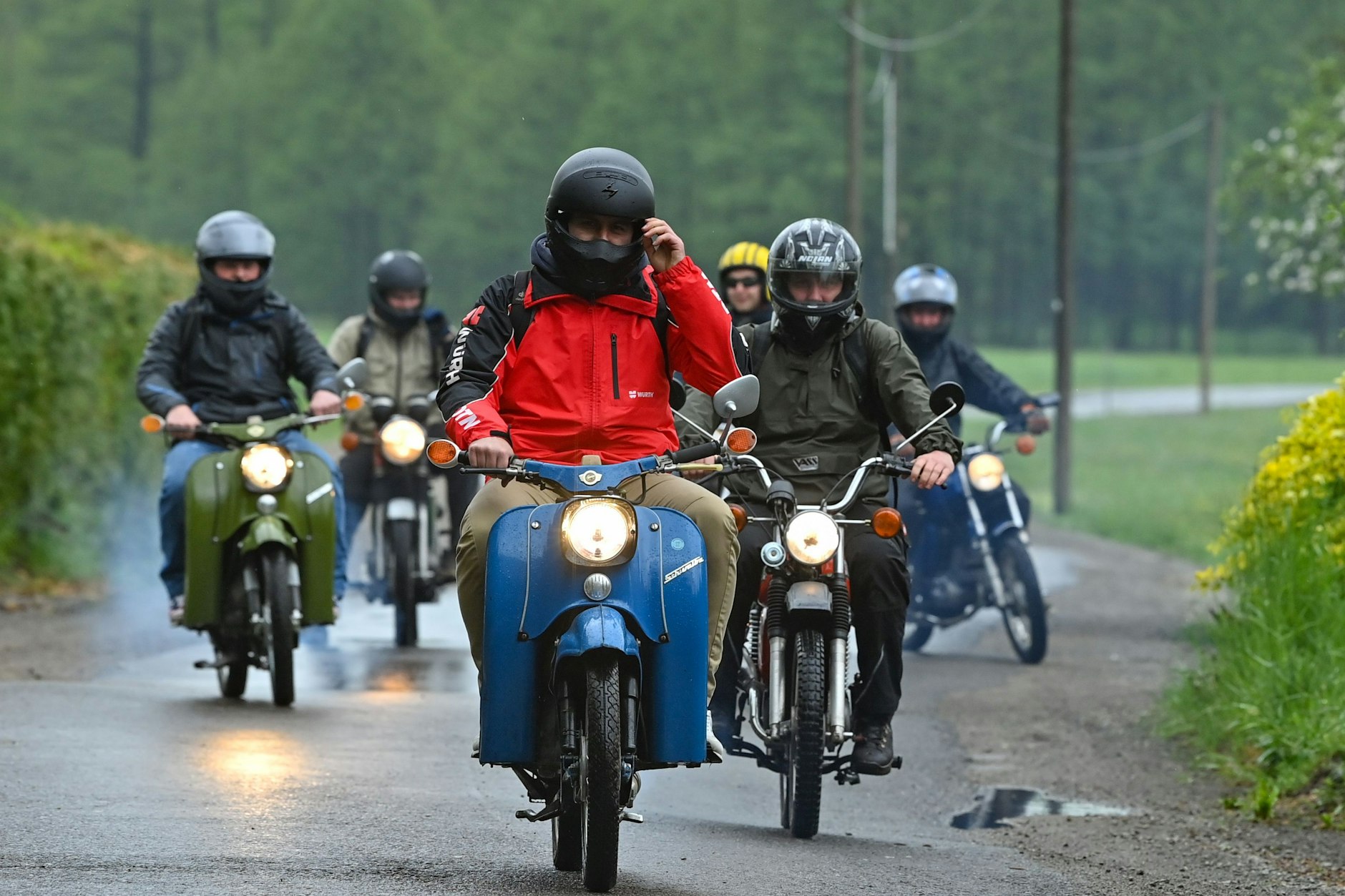 Teilnehmer einer Ausfahrt mit DDR-Mopeds: Der Kult um Simson S50, Schwalbe und andere Krads ist ungebrochen.