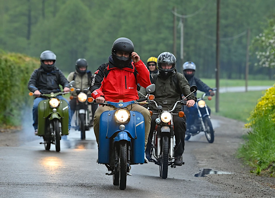 Teilnehmer einer Ausfahrt mit DDR-Mopeds: Der Kult um Simson S50, Schwalbe und andere Krads ist ungebrochen.