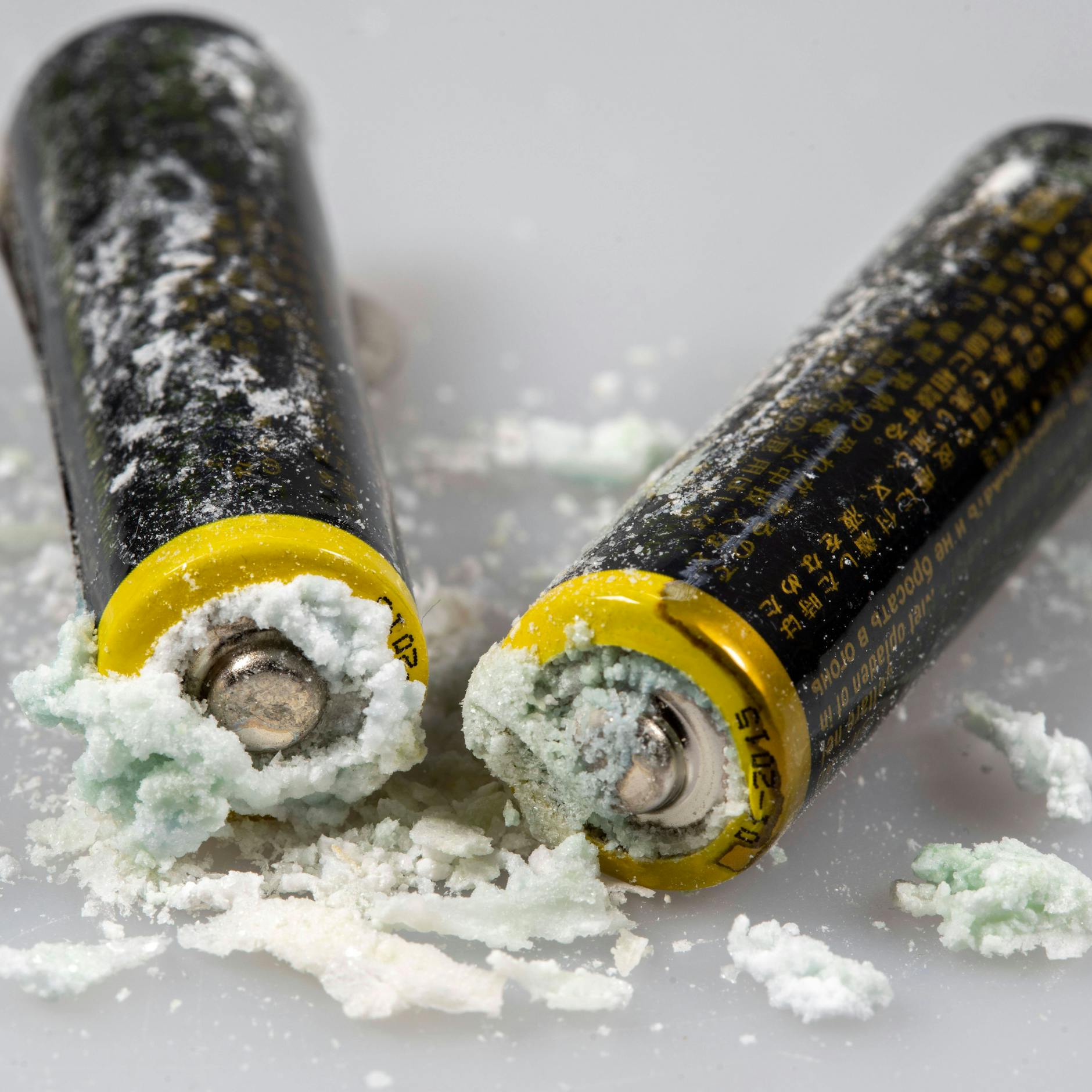 Sollten Ihre Batterien so aussehen, sollten Sie die in jedem Fall entsorgen. Dann sind sie „ausgelaufen“.