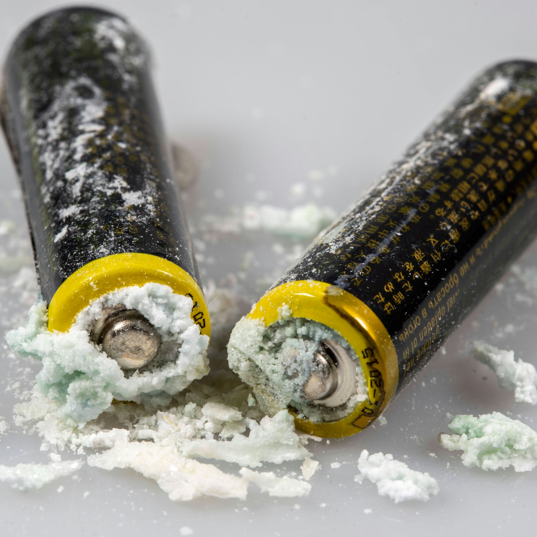 Sollten Ihre Batterien so aussehen, sollten Sie die in jedem Fall entsorgen. Dann sind sie „ausgelaufen“.