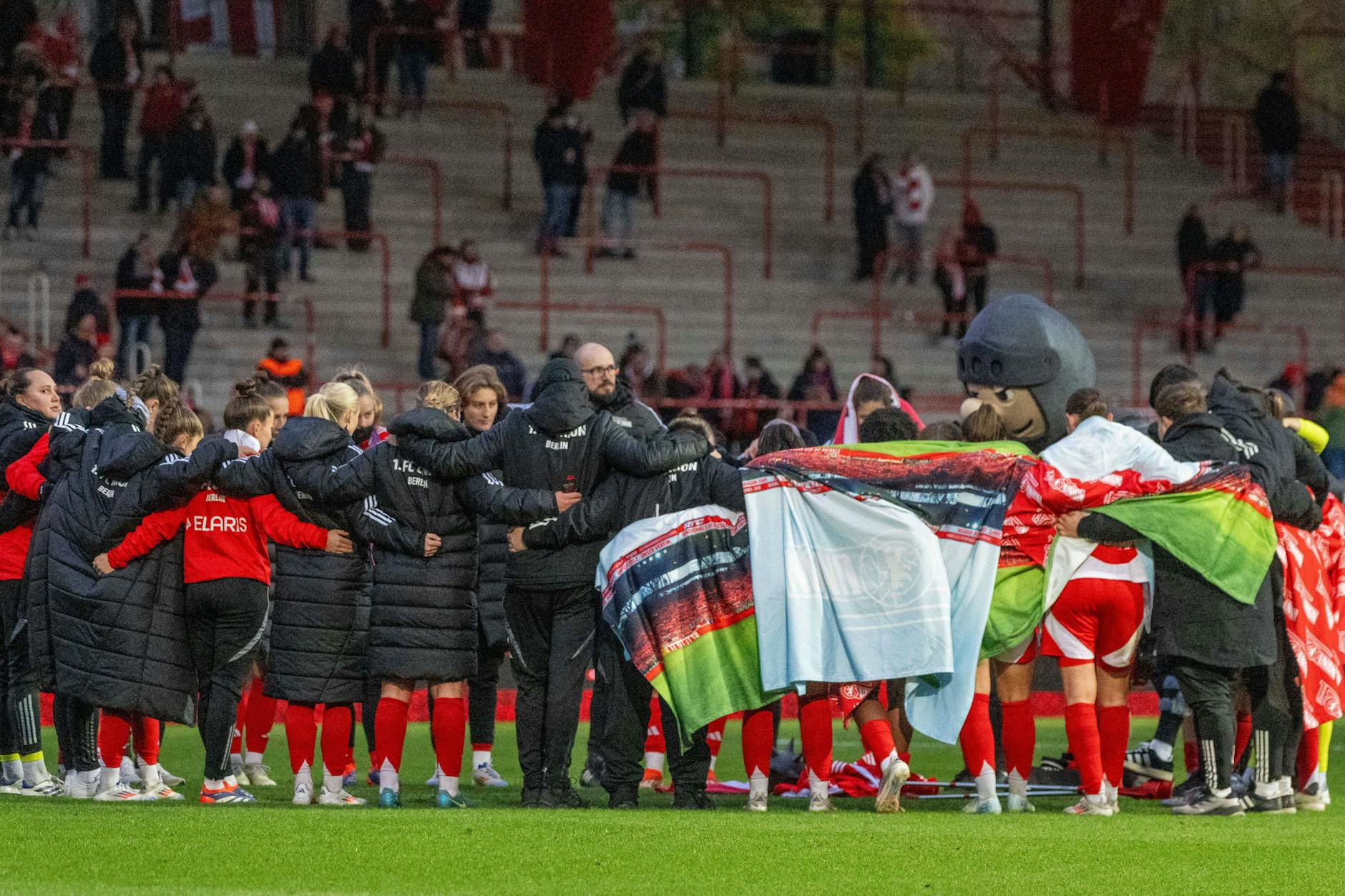 Eine eingeschworene Einheit: das Frauenteam des 1. FC Union Berlin.