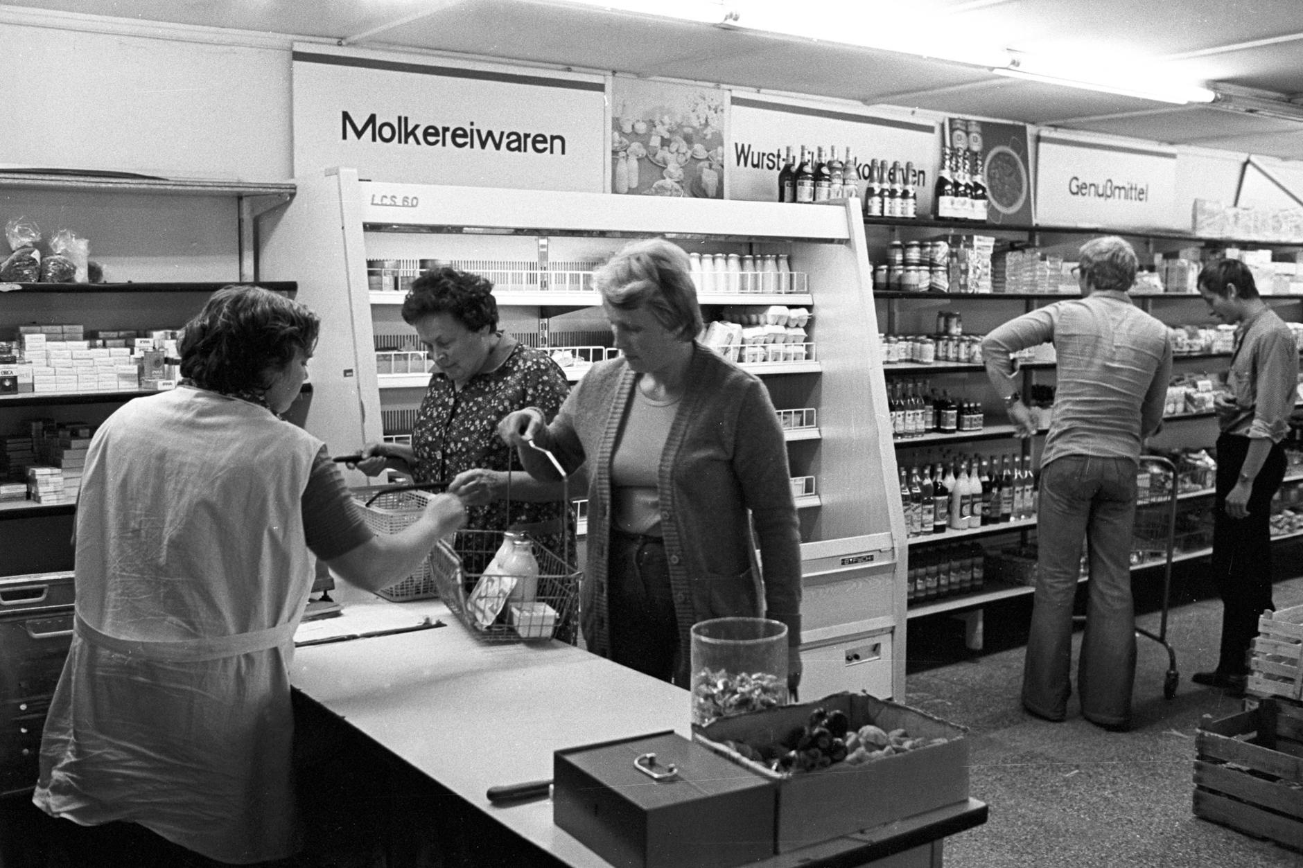 Einkaufssituation im Konsum von Schenkenberg, 1981.
