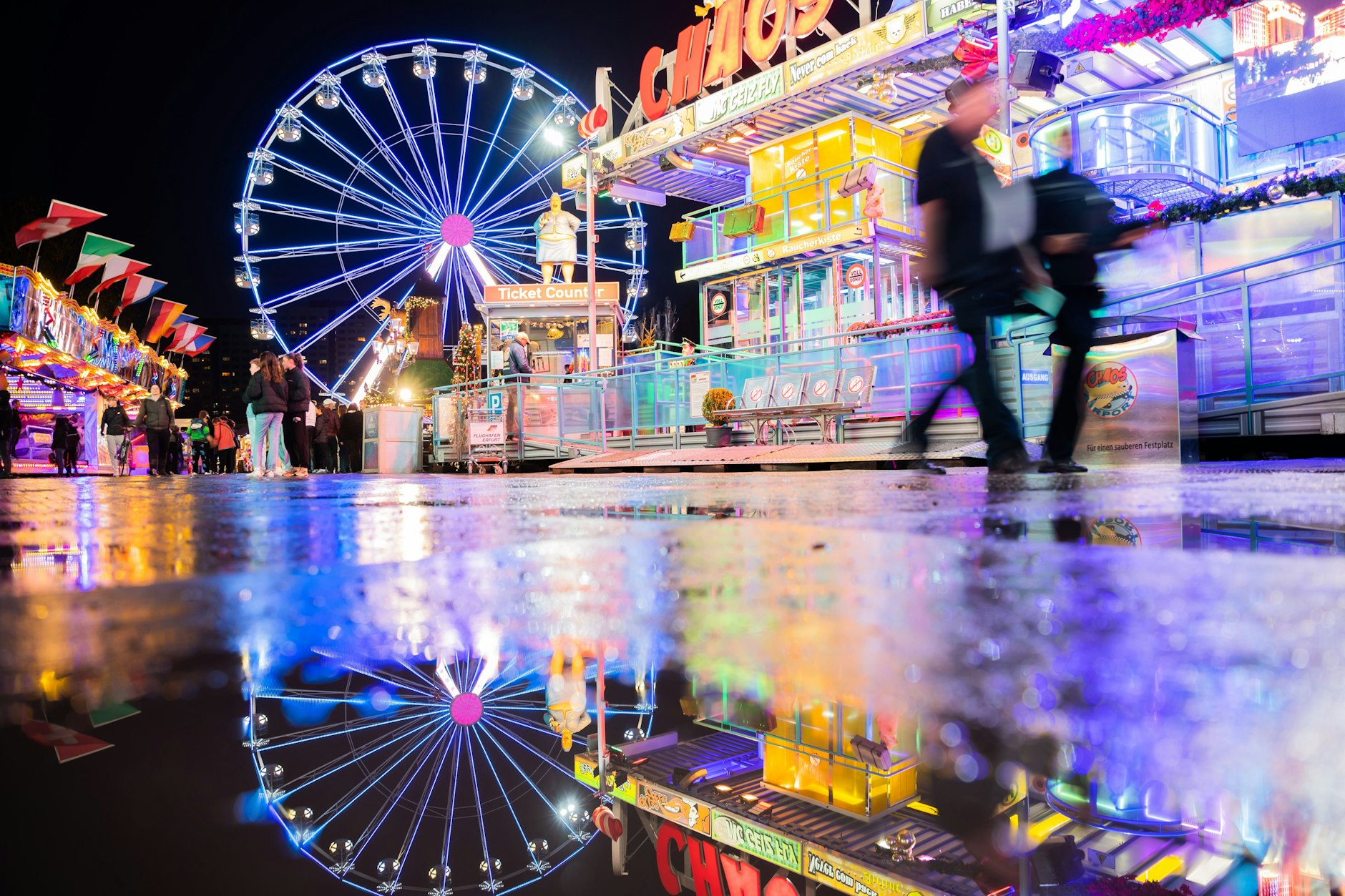 Ein Riesenrad dreht sich auf dem Weihnachtsmarkt „Winterzauber“ in Berlin-Lichtenberg.