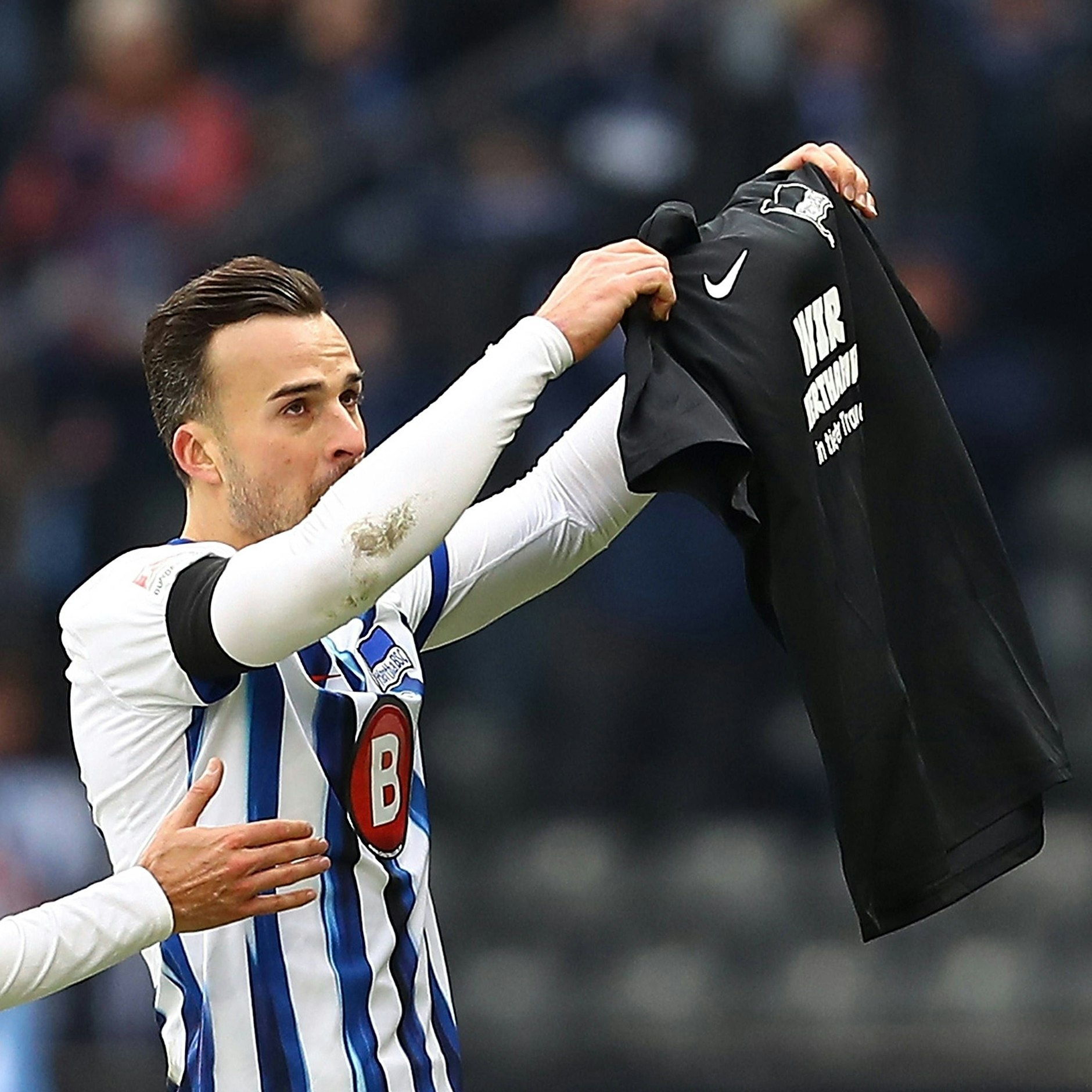 Stürmer Haris Tabakovic streckte nach seinem Tor zum 1:0 gegen Düsseldorf ein Trauer-Trikot in den Berliner Himmel.