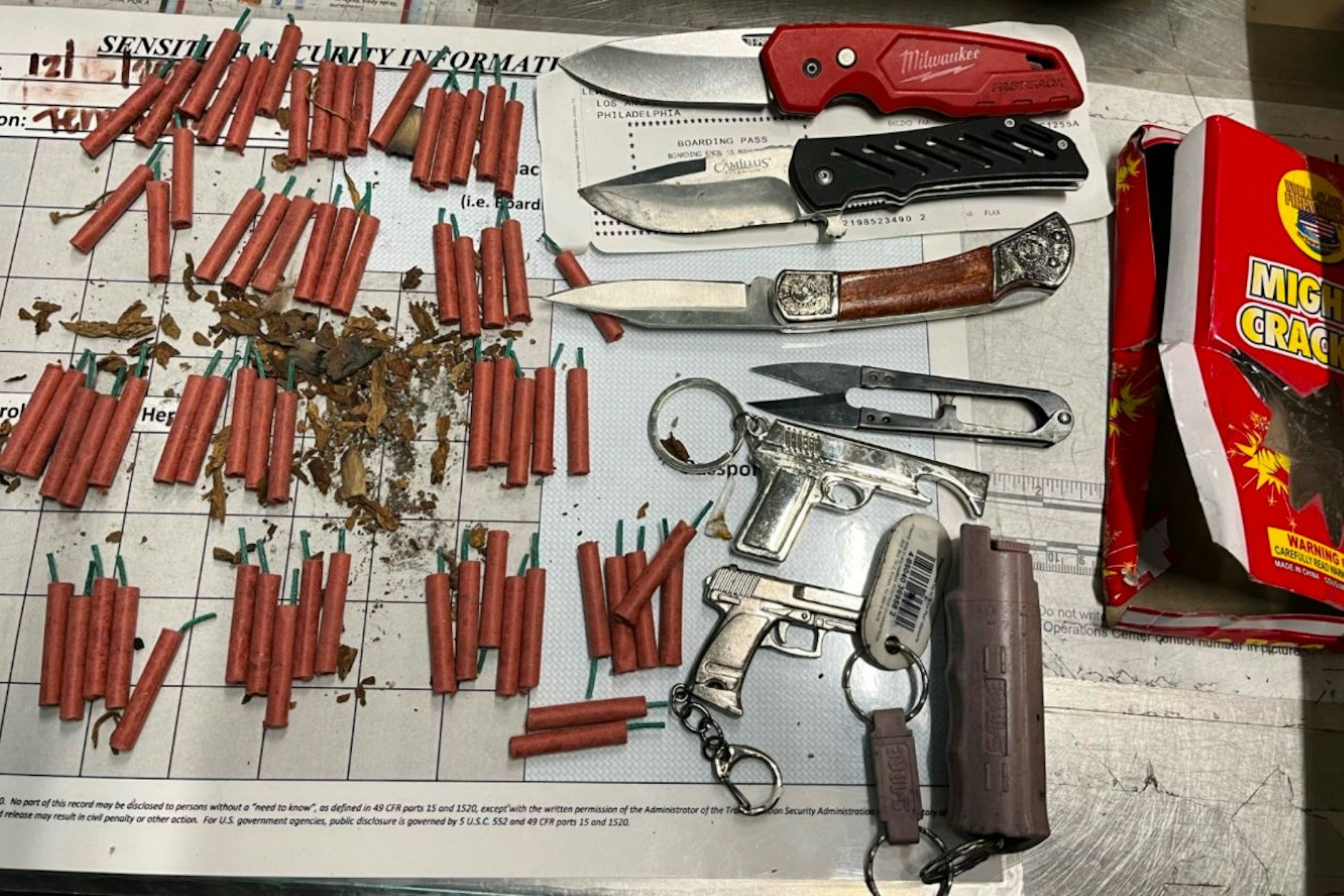 82 Feuerwerkskörper, drei Messer, zwei Nachbildungen von Schusswaffen und eine Dose Pfefferspray hatte die Frau in ihrer Tasche.