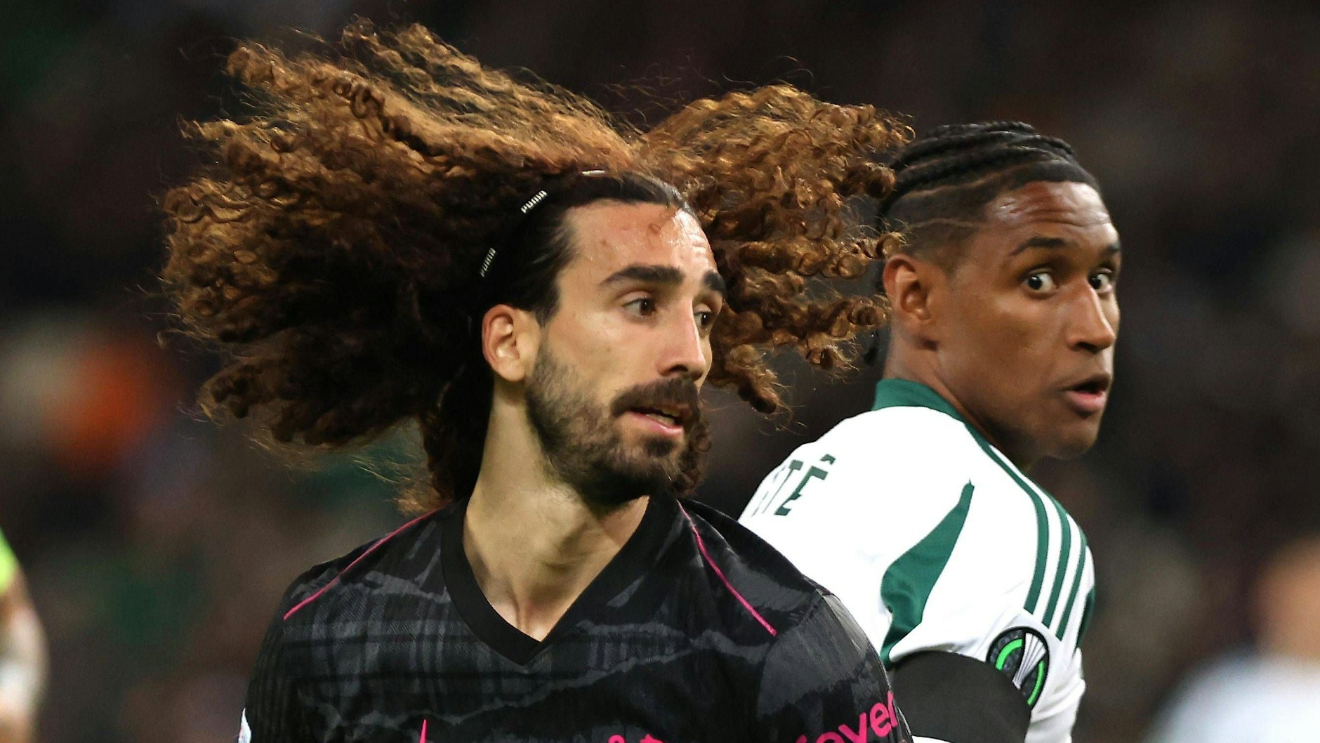 Nicht nur Marc Cucurella vorm FC Chelsea hat die Haare schön, auch Tete von Panathinaikos Panathinaikos.