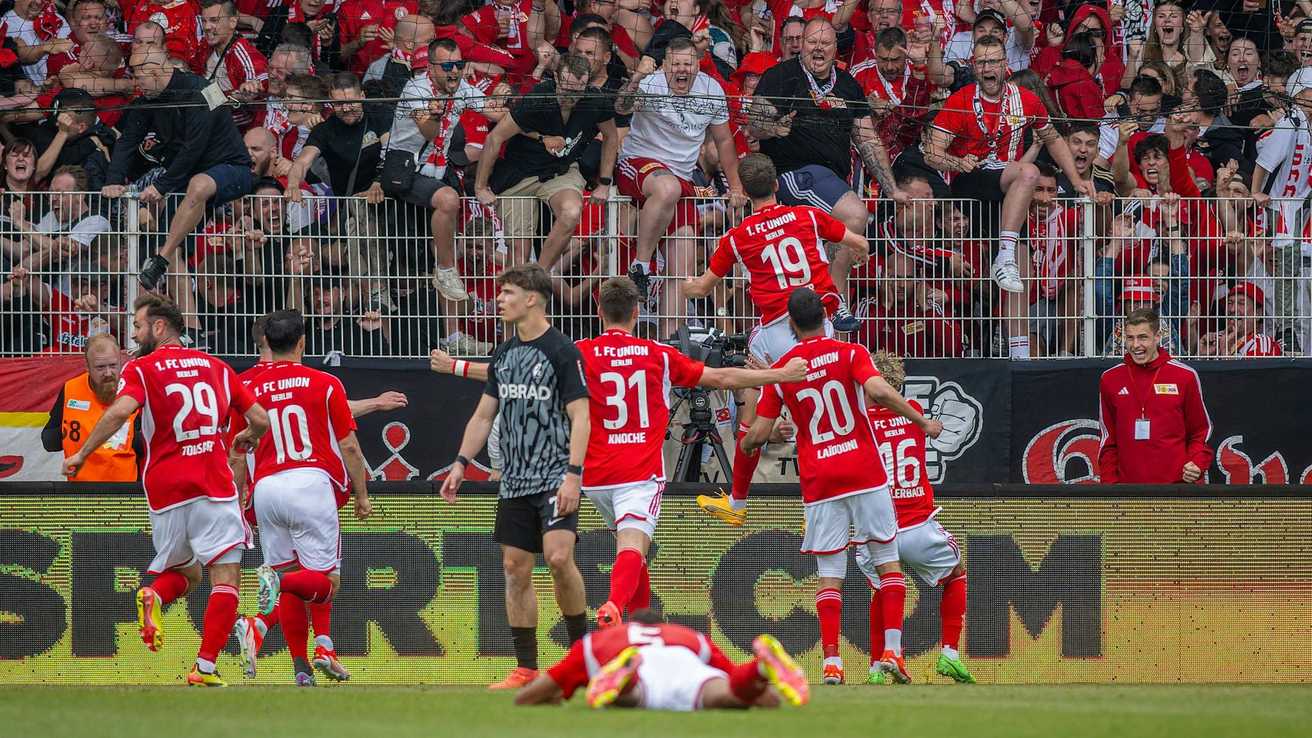 Fast scheint es so, als wenn Union gar nicht ohne Drama kann. Wenn es so endet, wie Mitte Mai mit dem Klassenerhalt, entlädt sich alle Anspannung in Freude pur..