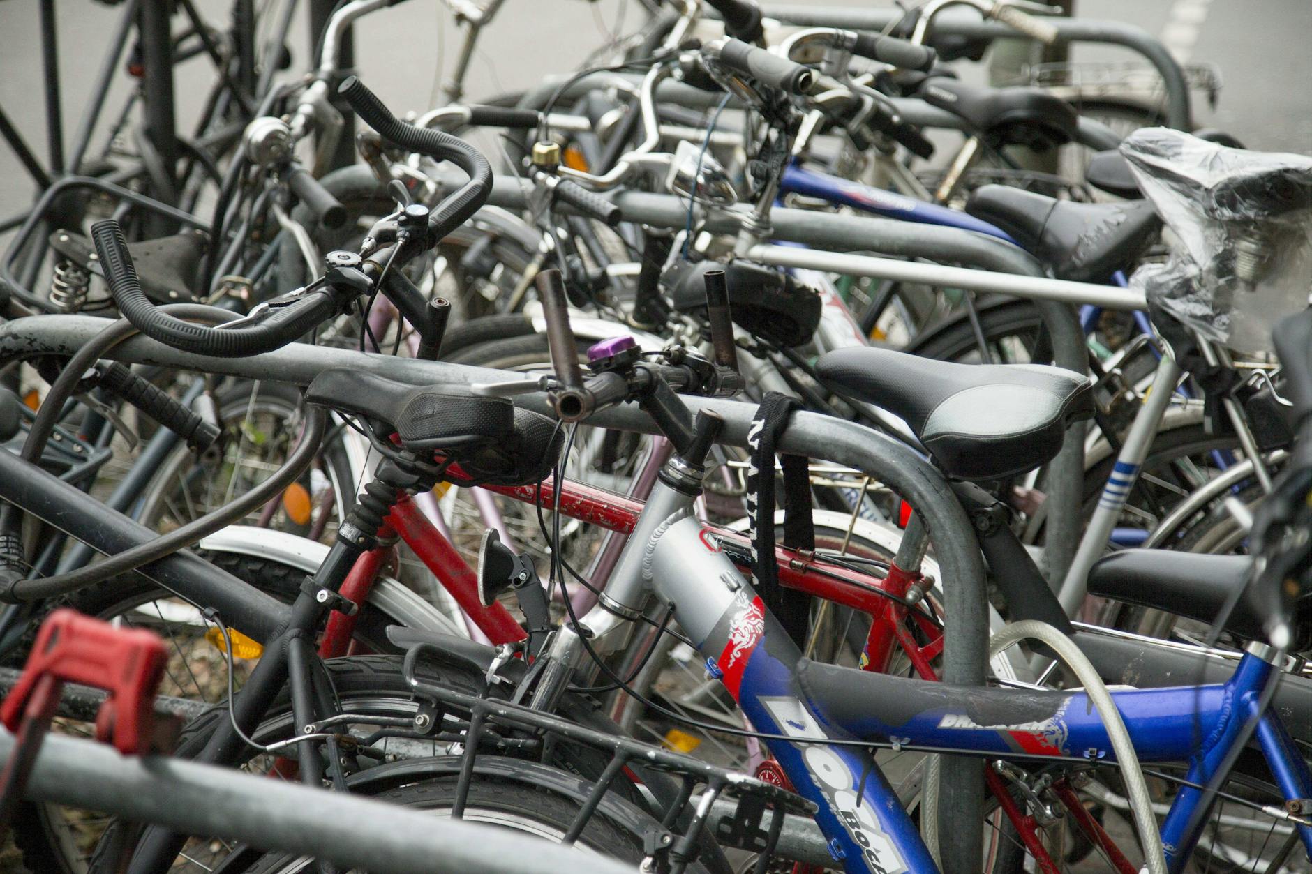 Die Neuköllner dürfen ihre Räder vorerst kostenfrei in der neuen Fahrradanlage abstellen.